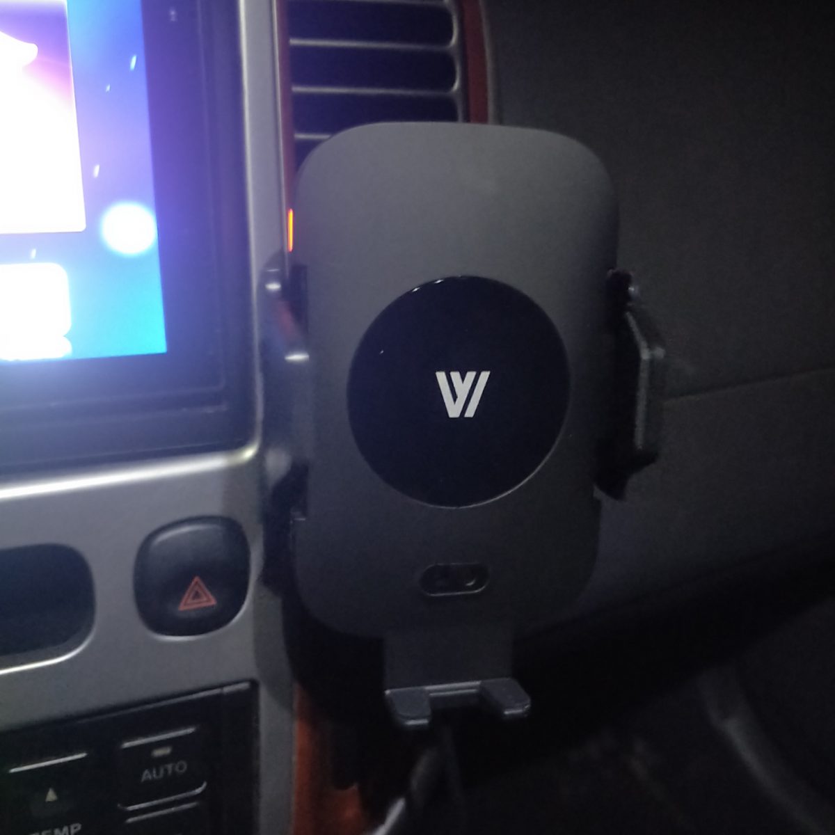 [開箱]Wyless Easy EZ8 紅外線感應無線充電車夾，10W無線快充，出風口夾式，紅外線觸控 - WYLESS Easy EZ8, 車用支架, 無線快充, 車用手機支架, 【Wyless】Easy EZ8 - 敗家達人推薦