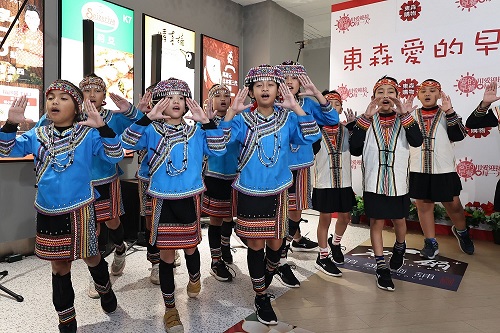 天籟之聲響徹東森廣場台北車站！「東森爸爸」王令麟邀偏鄉學童歡慶聖誕點亮幸福 - 東森, 東森愛的早餐, 東森爸爸, 台灣尚勇, 王令麟 - 敗家達人推薦