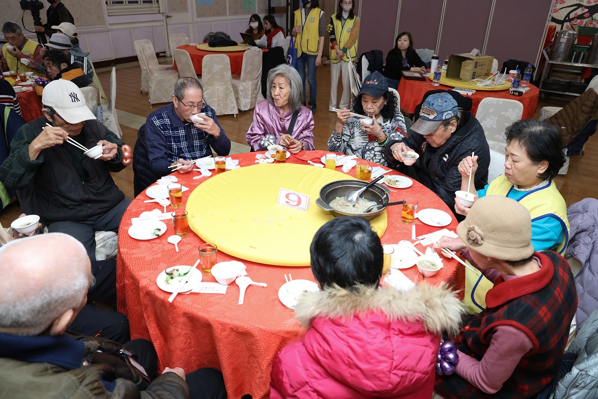 寒冬送暖不停歇！東森購物「一日3場公益活動」關懷弱勢 再邀獨居長者開心圍爐 - 東森廣場台北車站, 廖尚文, 趙佳慧, 萬華獨居長者圍爐春節圍爐送暖餐會 - 敗家達人推薦