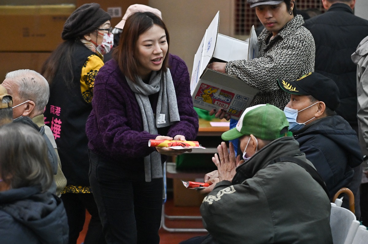 寒冬送暖不停歇！東森購物「一日3場公益活動」關懷弱勢 再邀獨居長者開心圍爐 - 東森廣場台北車站, 廖尚文, 趙佳慧, 萬華獨居長者圍爐春節圍爐送暖餐會 - 敗家達人推薦