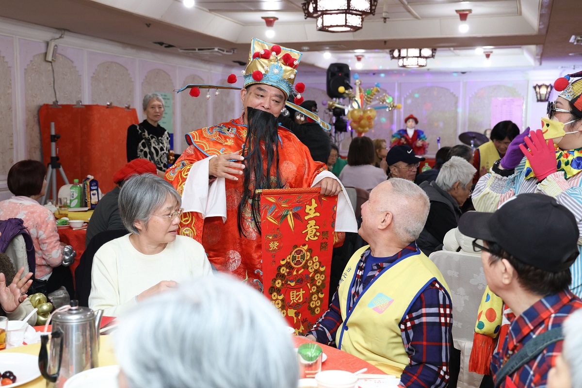 寒冬送暖不停歇！東森購物「一日3場公益活動」關懷弱勢 再邀獨居長者開心圍爐 - 東森廣場台北車站, 廖尚文, 趙佳慧, 萬華獨居長者圍爐春節圍爐送暖餐會 - 敗家達人推薦