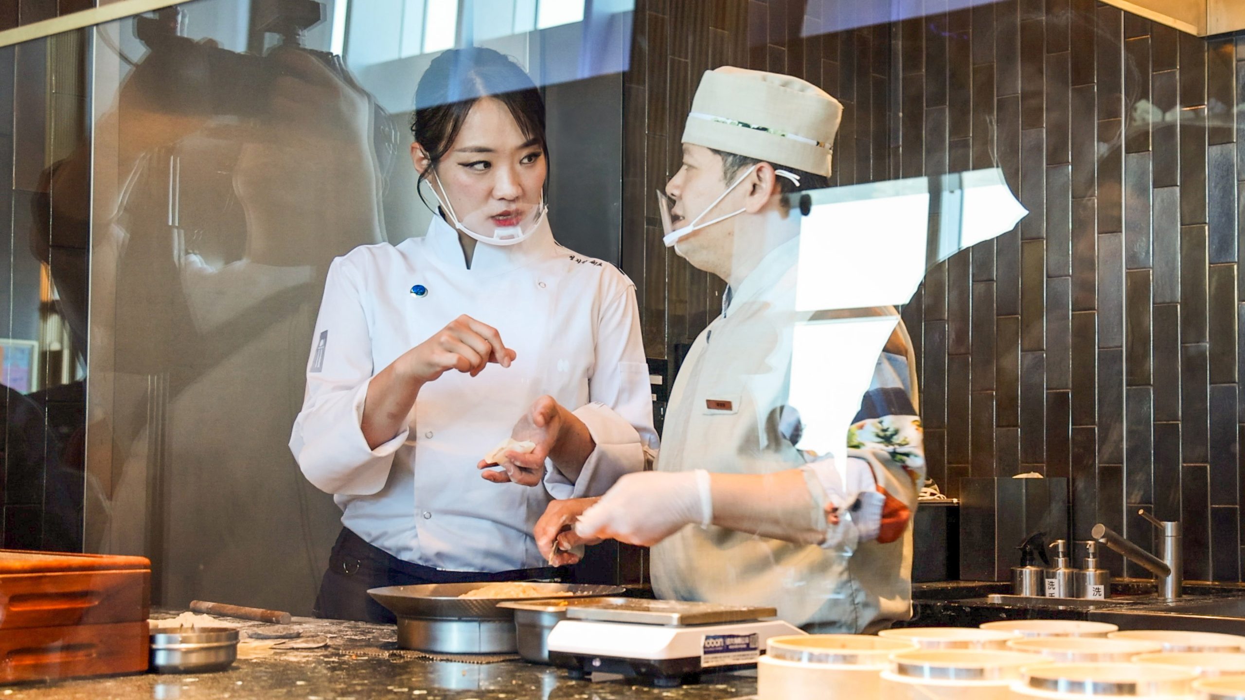 「黑白大廚-白湯匙」鄭智善新增功力，七秒半黃金21摺「小籠湯包」挑戰過關！ - 鄭智善, 白湯匙, 黑白大廚, 開飯川食堂, 饗A Joy - 敗家達人推薦