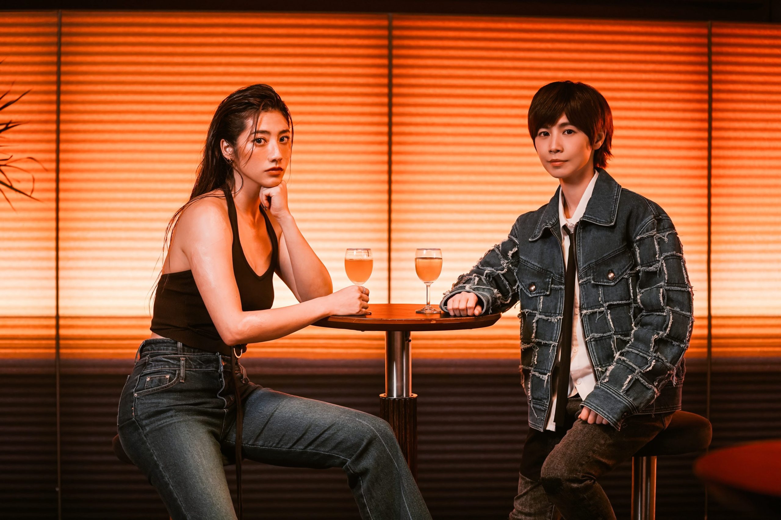 小魏魏嘉瑩〈來生酒吧〉邀瑞瑪席丹演出酷帥調酒師 小魏化身未來傭兵 兩人同為金牛座 拍攝現場相談甚歡 - 魏嘉瑩, 我不配快樂, 韋禮安, 來生酒吧, 瑞瑪席丹 - 敗家達人推薦