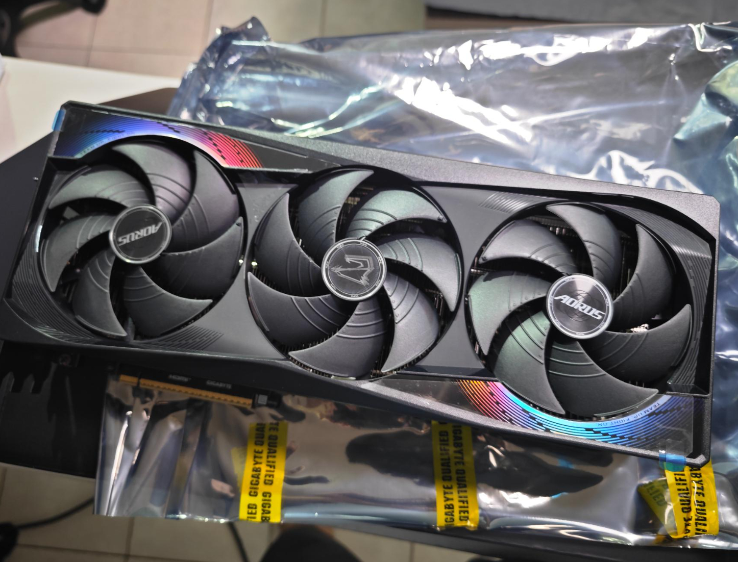 高階5090崩盤下跌1萬5！技嘉AORUS RTX5090 MASTER 只剩7萬6入手！ - 開箱, 顯示卡, 技嘉, 敗家輝哥, RTX5090, 技嘉AORUS 5090 MASTER, MASTER, AORUS RTX5090 MASTER - 敗家達人推薦