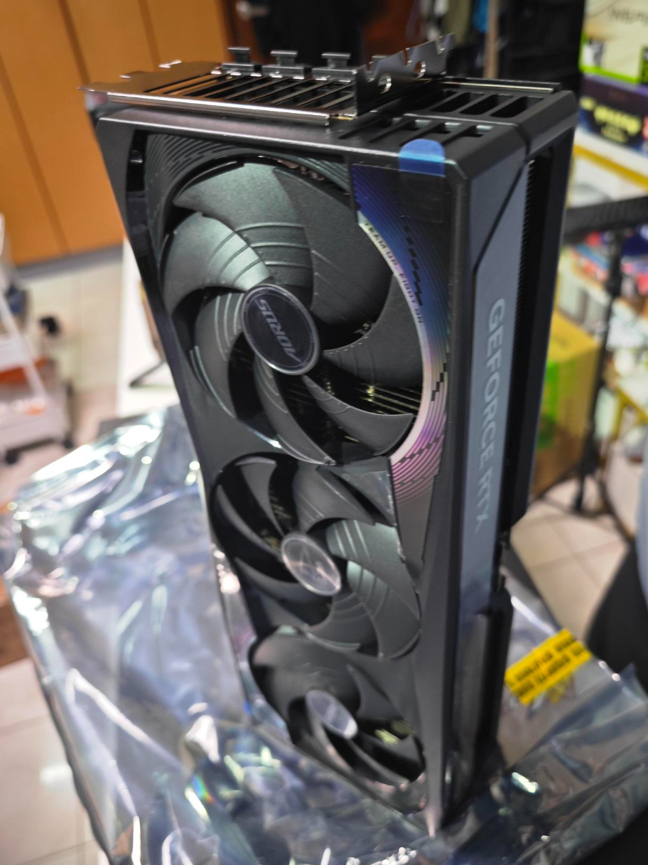 高階5090崩盤下跌1萬5！技嘉AORUS RTX5090 MASTER 只剩7萬6入手！ - 開箱, 顯示卡, 技嘉, 敗家輝哥, RTX5090, 技嘉AORUS 5090 MASTER, MASTER, AORUS RTX5090 MASTER - 敗家達人推薦