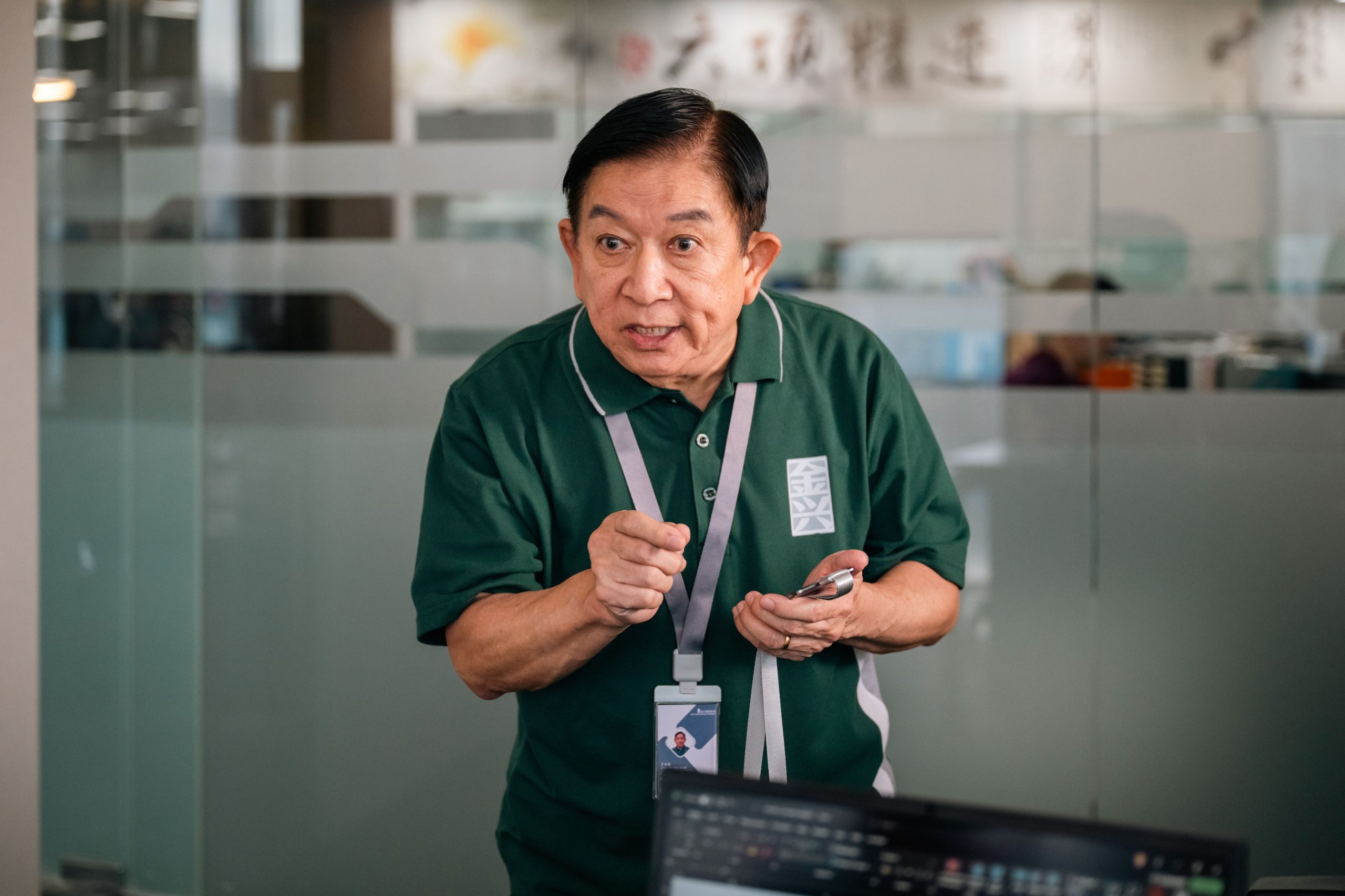 新加坡喜劇高手程旭輝扶正當男主角 台詞爆量又改不停 氣到火山爆發想找導演打架 - AI拼才會贏, 梁志強 - 敗家達人推薦
