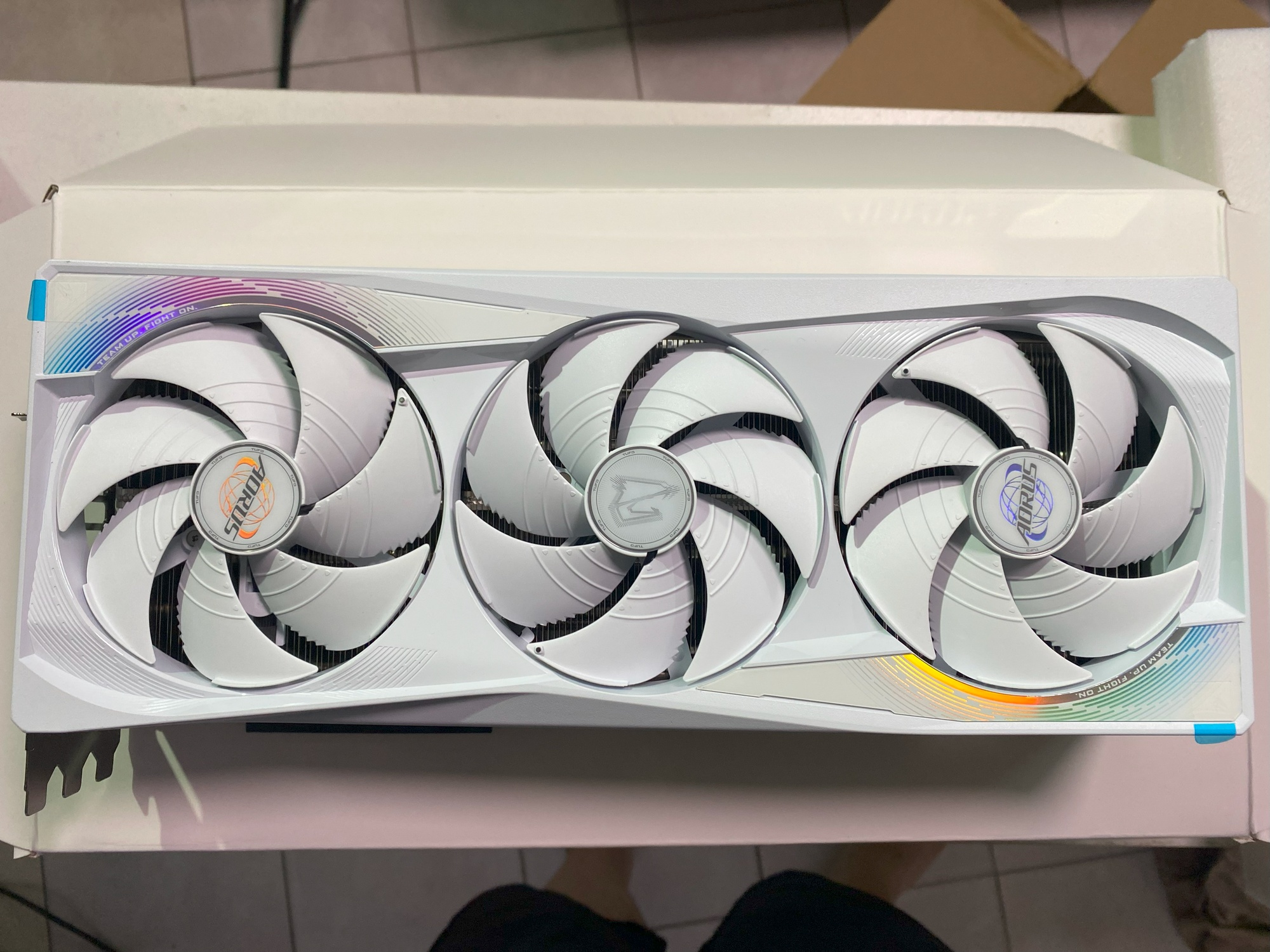 技嘉AORUS RTX5090 MASTER ICE 白雕開箱：白色信仰的頂點，顏值與性能全拉滿！ - 敗家輝哥, GIGABYTE, RTX5090, 顯卡開箱, 技嘉RTX5090白雕, AORUS, MASTERICE, B2跳99, 白色信仰, 亞馬遜德國代購, FurMark跑分, 白雕顯卡, 技嘉5090 - 敗家達人推薦