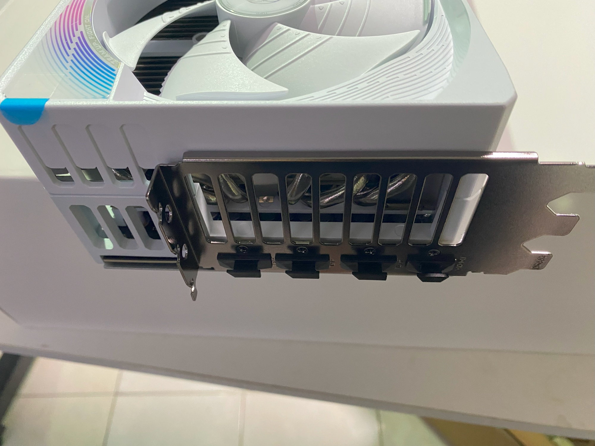 技嘉AORUS RTX5090 MASTER ICE 白雕開箱：白色信仰的頂點，顏值與性能全拉滿！ - 敗家輝哥, GIGABYTE, RTX5090, 顯卡開箱, 技嘉RTX5090白雕, AORUS, MASTERICE, B2跳99, 白色信仰, 亞馬遜德國代購, FurMark跑分, 白雕顯卡, 技嘉5090 - 敗家達人推薦