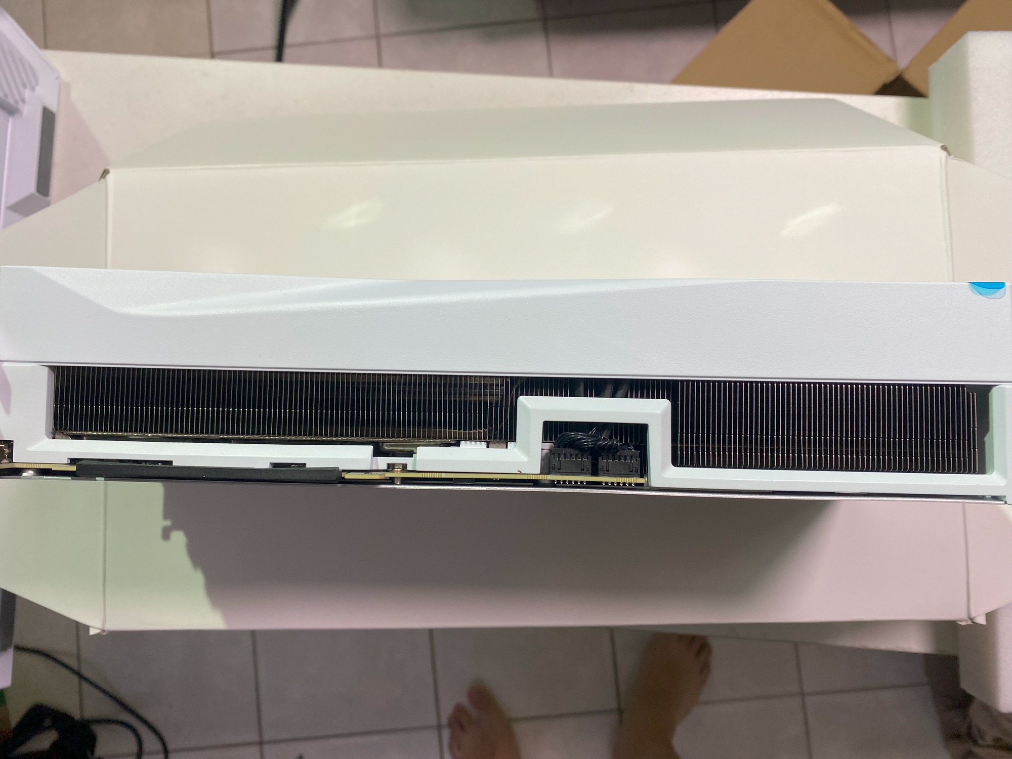 技嘉AORUS RTX5090 MASTER ICE 白雕開箱：白色信仰的頂點，顏值與性能全拉滿！ - 敗家輝哥, GIGABYTE, RTX5090, 顯卡開箱, 技嘉RTX5090白雕, AORUS, MASTERICE, B2跳99, 白色信仰, 亞馬遜德國代購, FurMark跑分, 白雕顯卡, 技嘉5090 - 敗家達人推薦