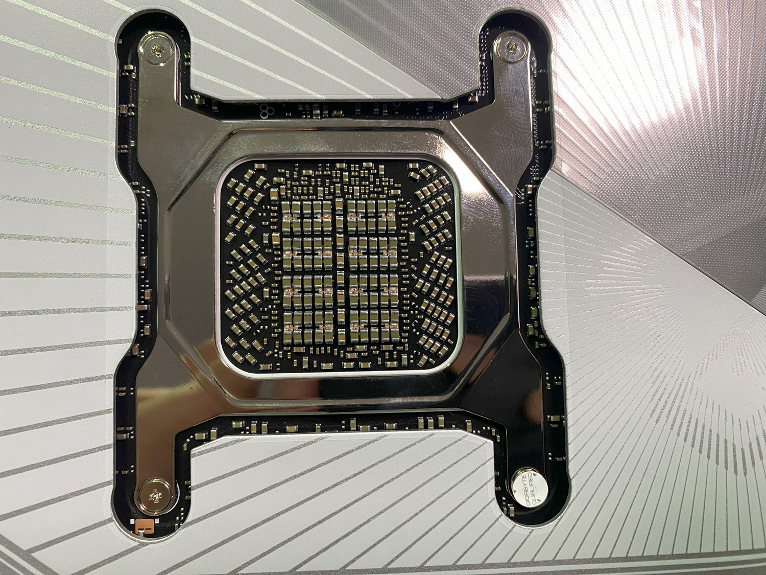技嘉AORUS RTX5090 MASTER ICE 白雕開箱：白色信仰的頂點，顏值與性能全拉滿！ - 敗家輝哥, GIGABYTE, RTX5090, 顯卡開箱, 技嘉RTX5090白雕, AORUS, MASTERICE, B2跳99, 白色信仰, 亞馬遜德國代購, FurMark跑分, 白雕顯卡, 技嘉5090 - 敗家達人推薦