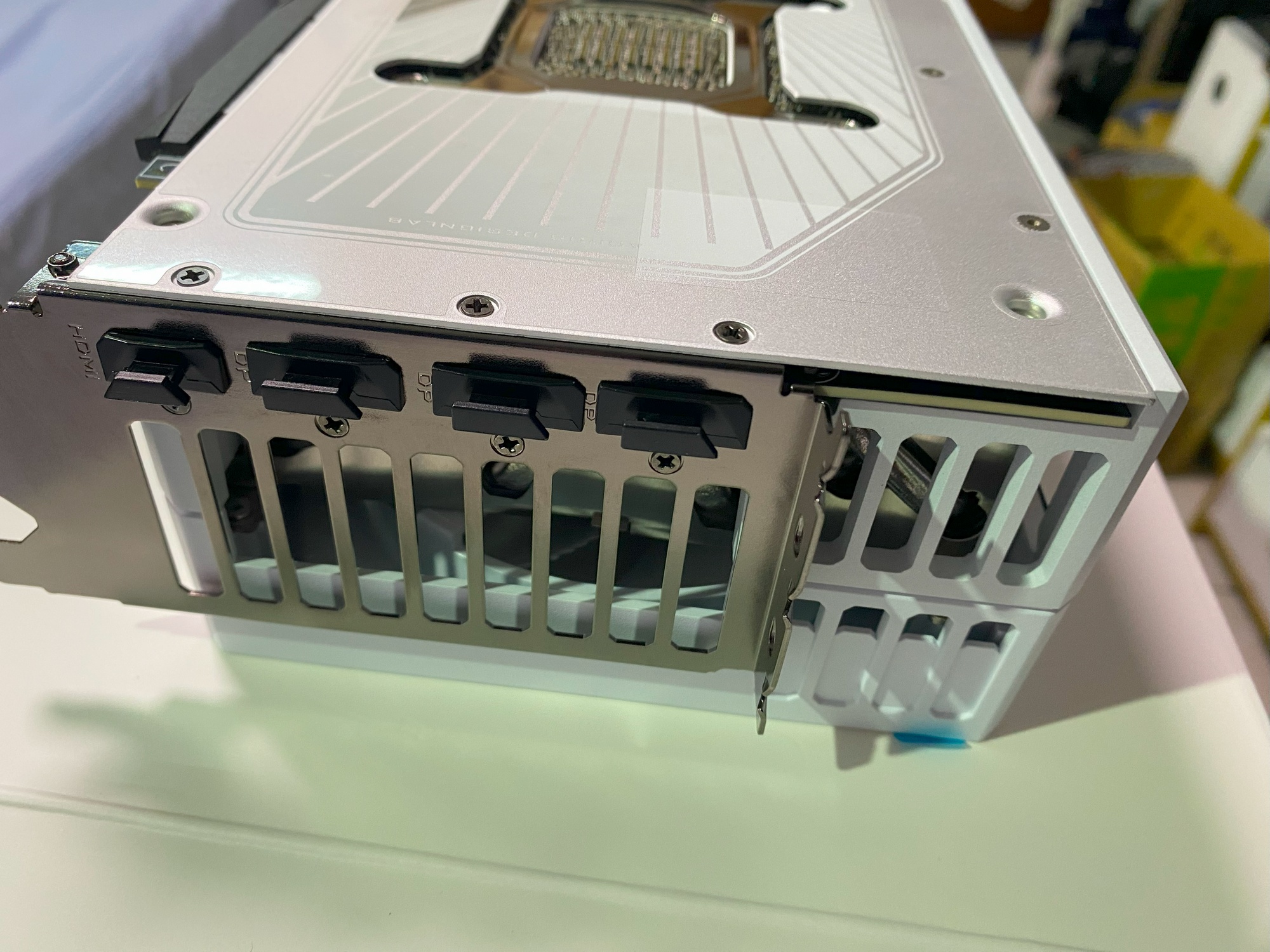 技嘉AORUS RTX5090 MASTER ICE 白雕開箱：白色信仰的頂點，顏值與性能全拉滿！ - 敗家輝哥, GIGABYTE, RTX5090, 顯卡開箱, 技嘉RTX5090白雕, AORUS, MASTERICE, B2跳99, 白色信仰, 亞馬遜德國代購, FurMark跑分, 白雕顯卡, 技嘉5090 - 敗家達人推薦