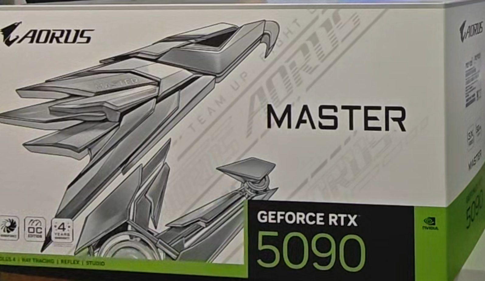 技嘉AORUS RTX5090 MASTER ICE 白雕開箱：白色信仰的頂點，顏值與性能全拉滿！ - 敗家輝哥, GIGABYTE, RTX5090, 顯卡開箱, 技嘉RTX5090白雕, AORUS, MASTERICE, B2跳99, 白色信仰, 亞馬遜德國代購, FurMark跑分, 白雕顯卡, 技嘉5090 - 敗家達人推薦