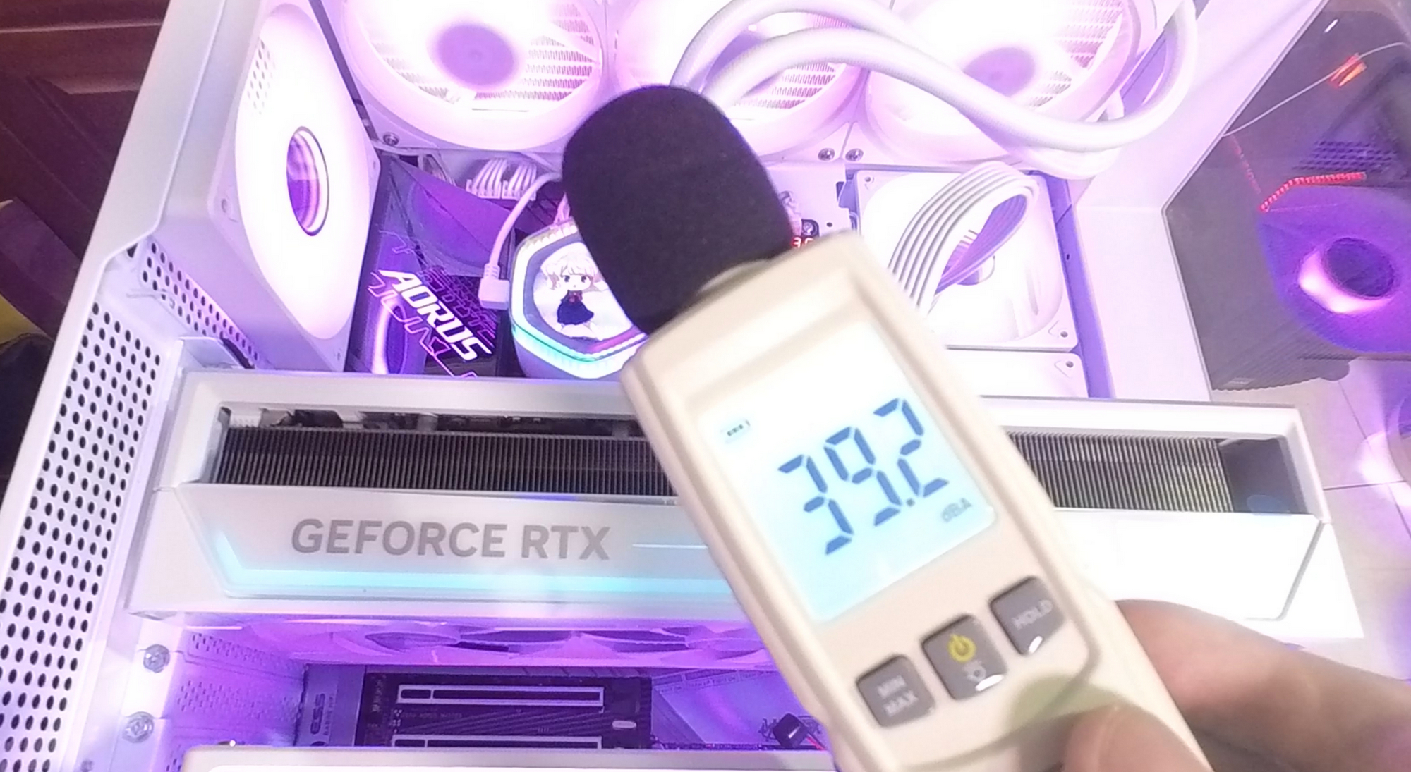技嘉AORUS RTX5090 MASTER ICE 白雕開箱：白色信仰的頂點，顏值與性能全拉滿！ - 敗家輝哥, GIGABYTE, RTX5090, 顯卡開箱, 技嘉RTX5090白雕, AORUS, MASTERICE, B2跳99, 白色信仰, 亞馬遜德國代購, FurMark跑分, 白雕顯卡, 技嘉5090 - 敗家達人推薦