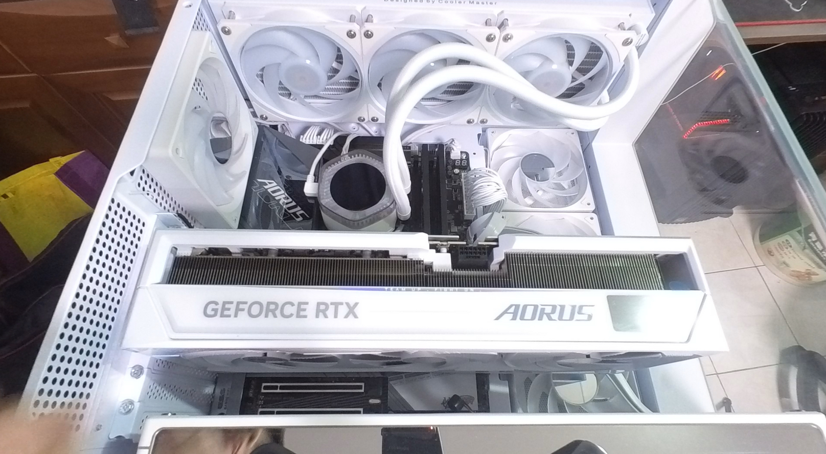 技嘉AORUS RTX5090 MASTER ICE 白雕開箱：白色信仰的頂點，顏值與性能全拉滿！ - 敗家輝哥, GIGABYTE, RTX5090, 顯卡開箱, 技嘉RTX5090白雕, AORUS, MASTERICE, B2跳99, 白色信仰, 亞馬遜德國代購, FurMark跑分, 白雕顯卡, 技嘉5090 - 敗家達人推薦