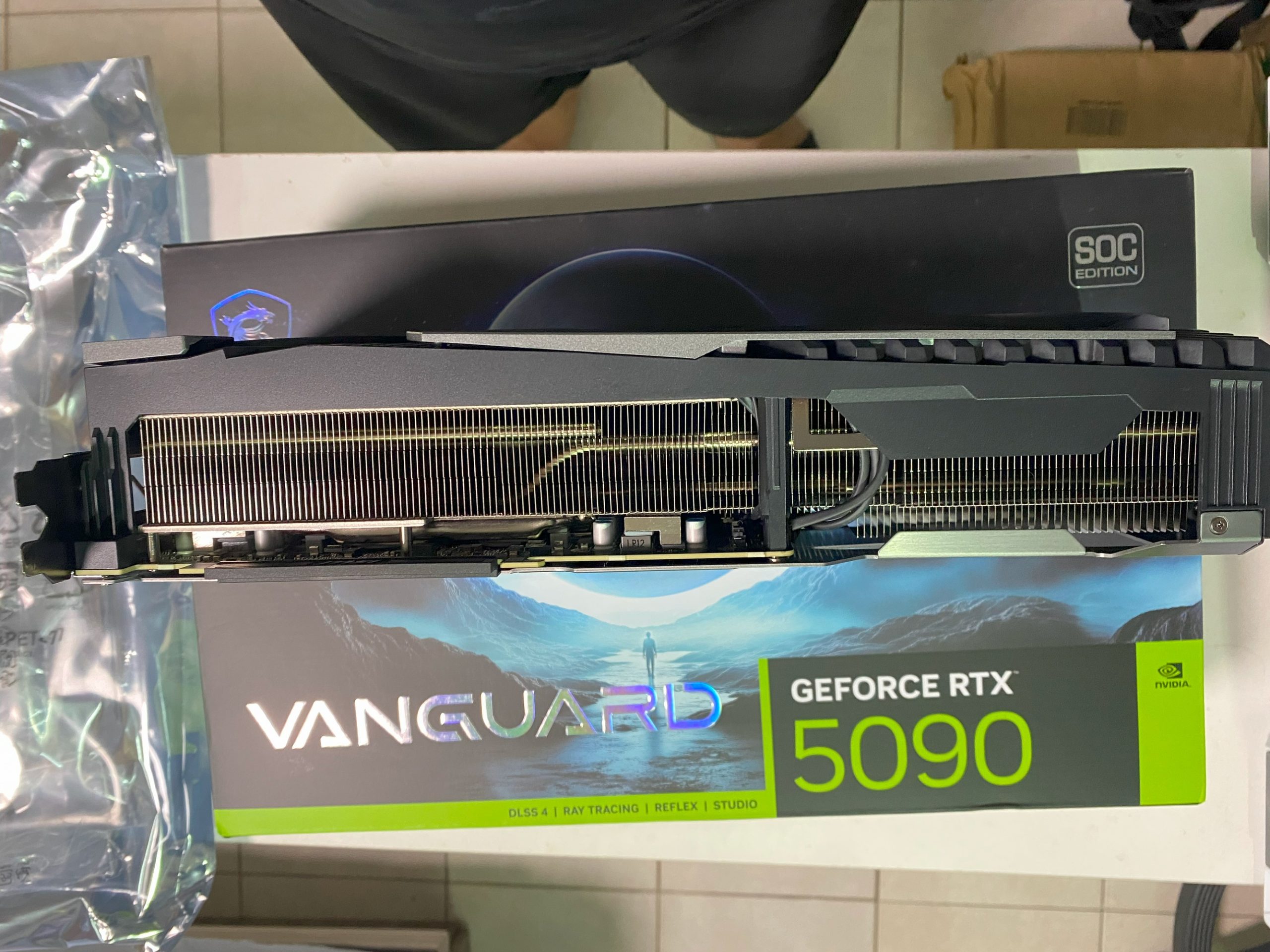 【開箱評測】微星神龍 MSI RTX 5090 VANGUARD SOC 值得買嗎？實測效能、溫度、噪音比較一次看！ - 微星, NVIDIA, 敗家輝哥, RTX5090, 微星神龍 - 敗家達人推薦