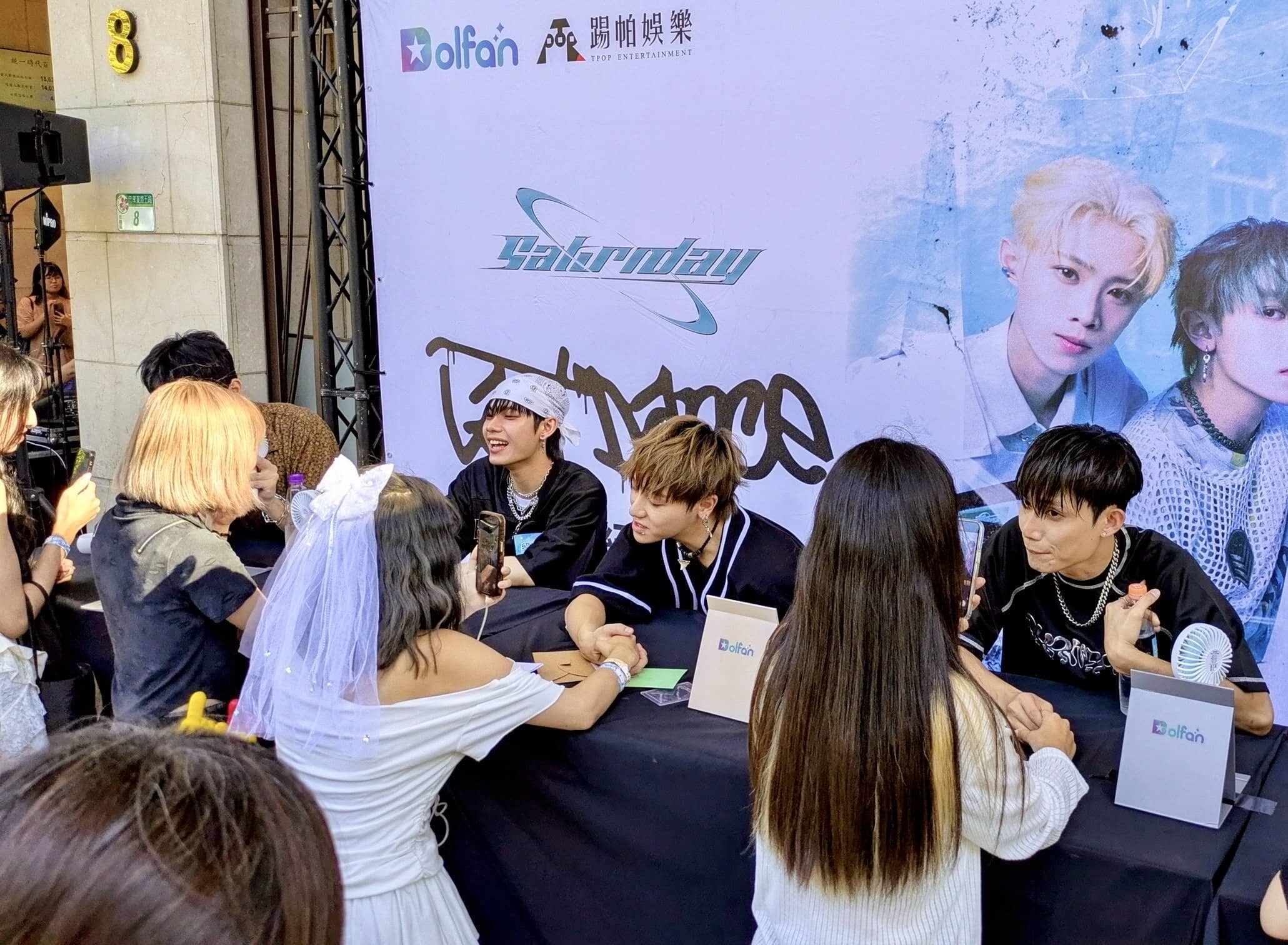 Dolfan辦新生Saturnday首次6人握手會 VERA學文義氣站台主持 - Saturnday, Last Dance數位單曲紀念握手會 - 敗家達人推薦