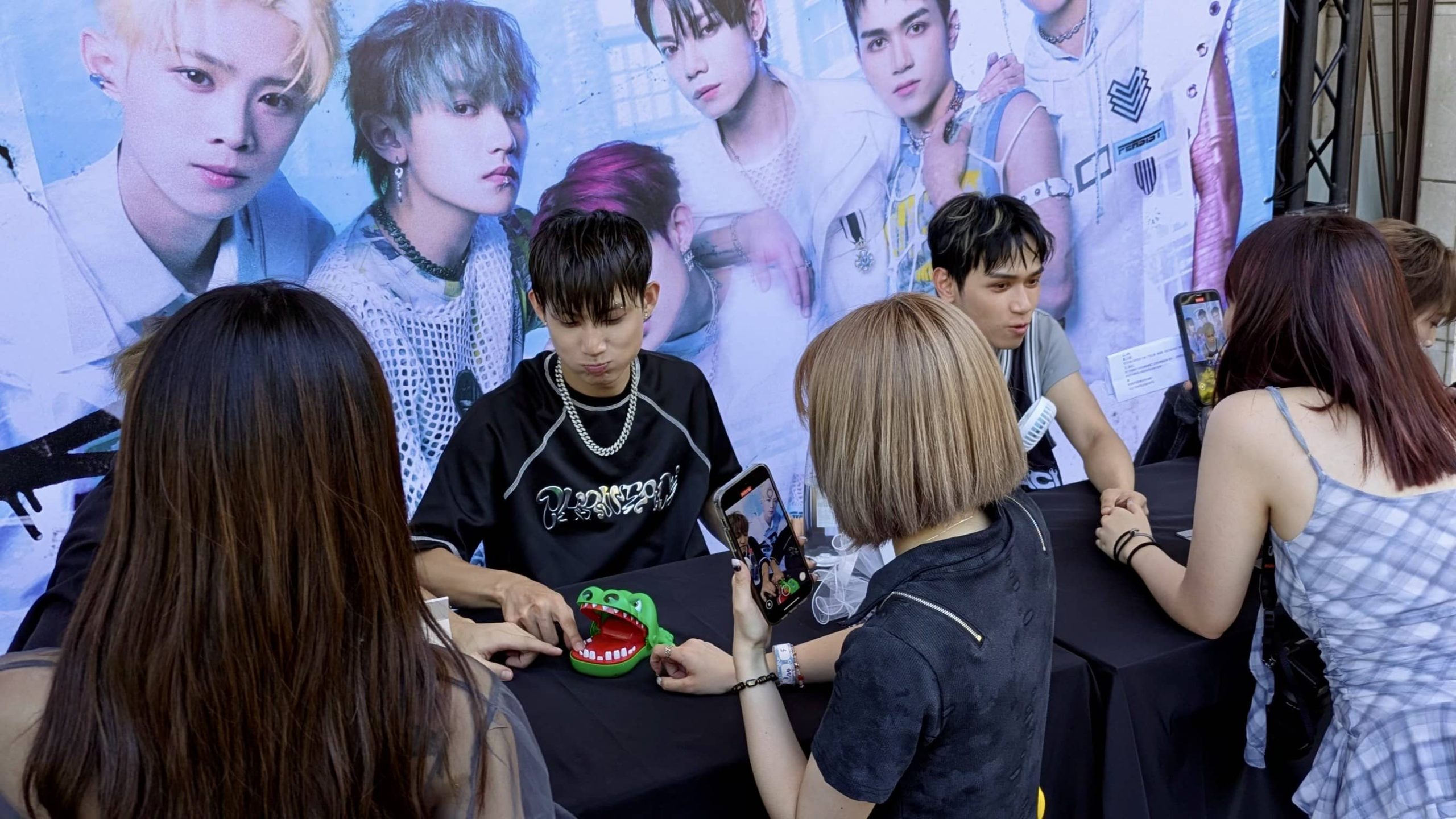 Dolfan辦新生Saturnday首次6人握手會 VERA學文義氣站台主持 - Saturnday, Last Dance數位單曲紀念握手會 - 敗家達人推薦