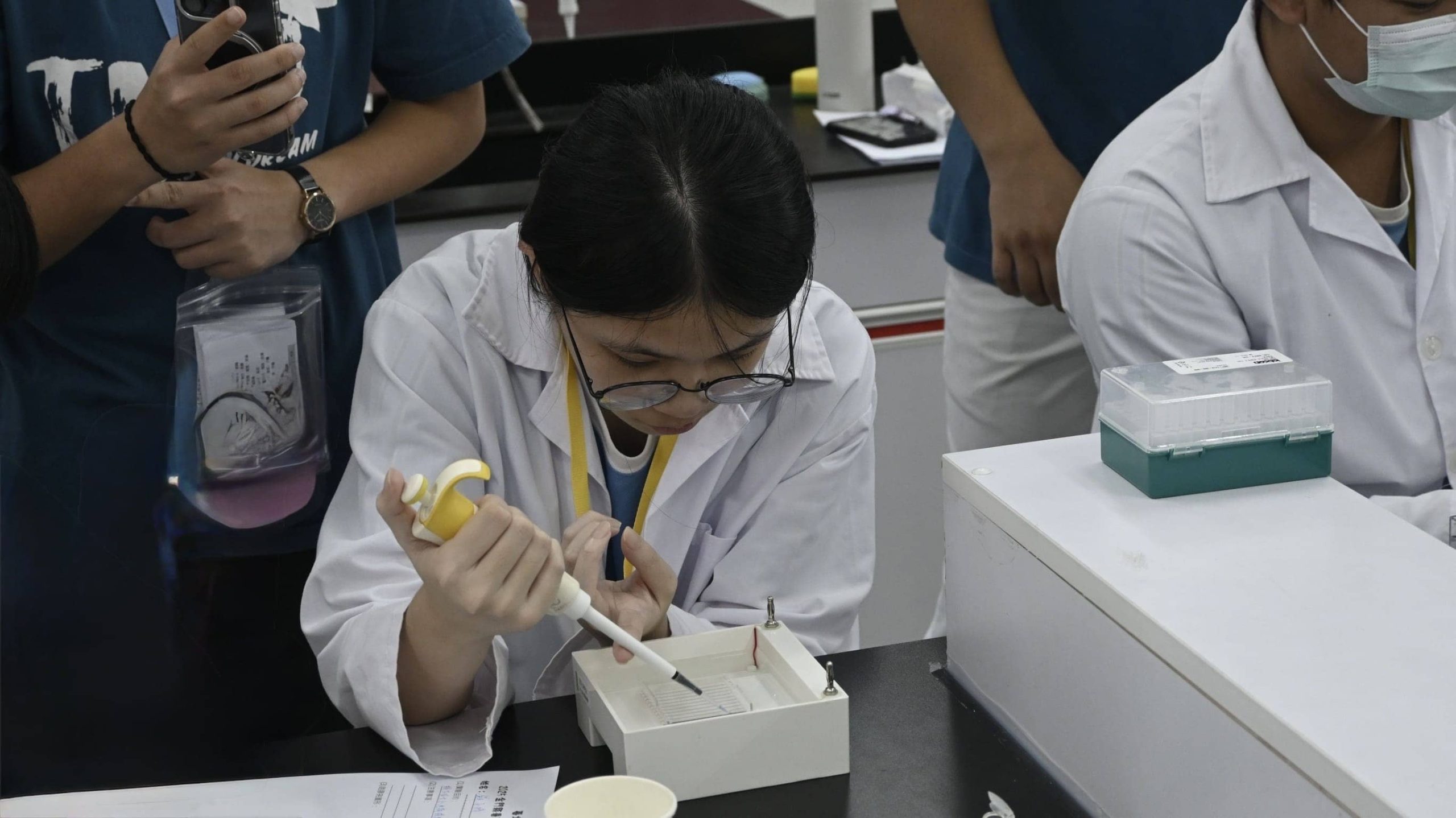 台灣安進攜手臺北醫學大學楓林幸服服務團　深耕金門唯一醫學教育營隊 - Corporate Sustainability, 安進, 楓杏醫學青年服務團, 台北醫學大學, 楓林幸服服務團, 北醫楓林, 2025金門縣高中生物醫學研習營 - 敗家達人推薦