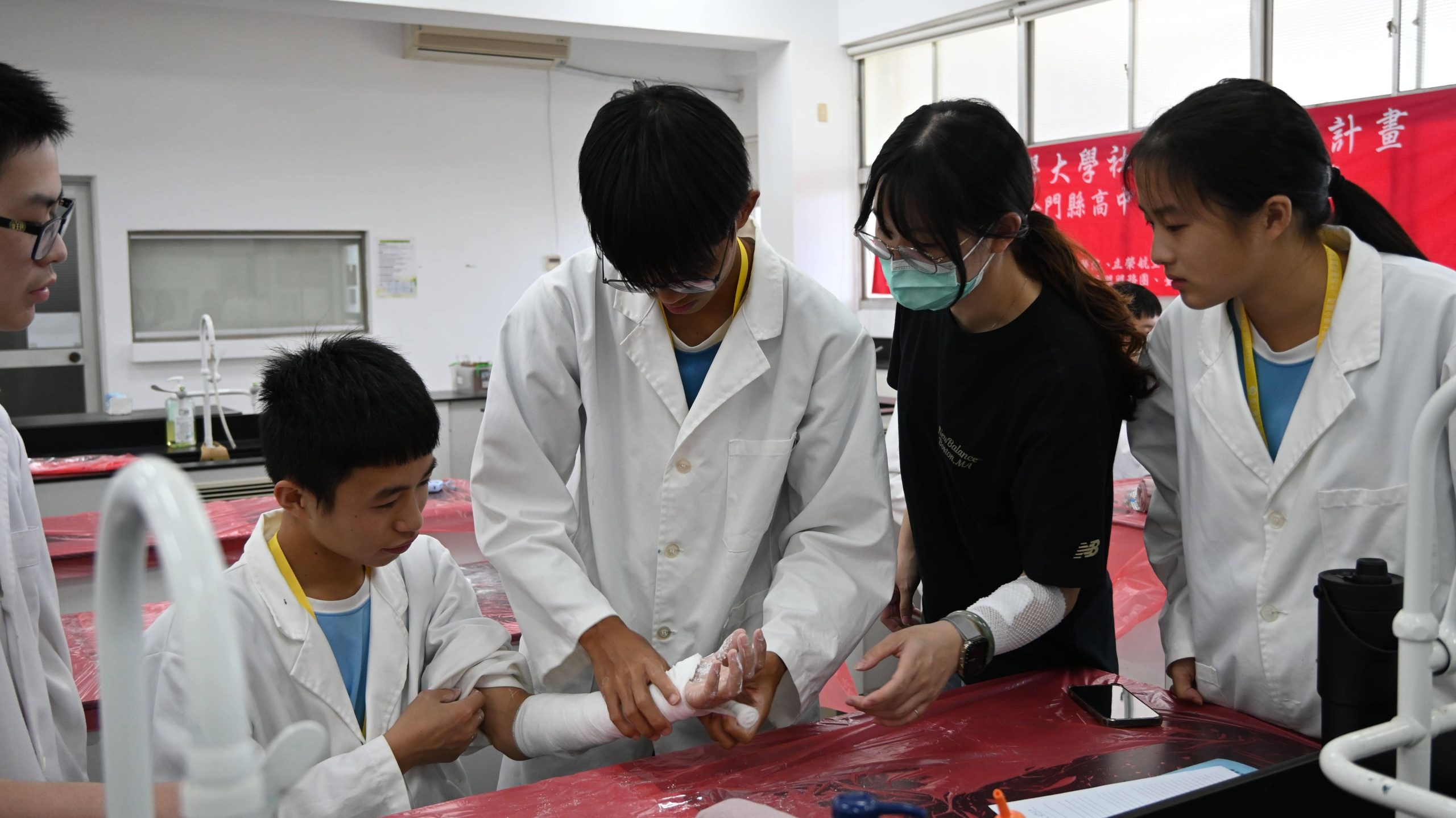 台灣安進攜手臺北醫學大學楓林幸服服務團　深耕金門唯一醫學教育營隊 - Corporate Sustainability, 安進, 楓杏醫學青年服務團, 台北醫學大學, 楓林幸服服務團, 北醫楓林, 2025金門縣高中生物醫學研習營 - 敗家達人推薦