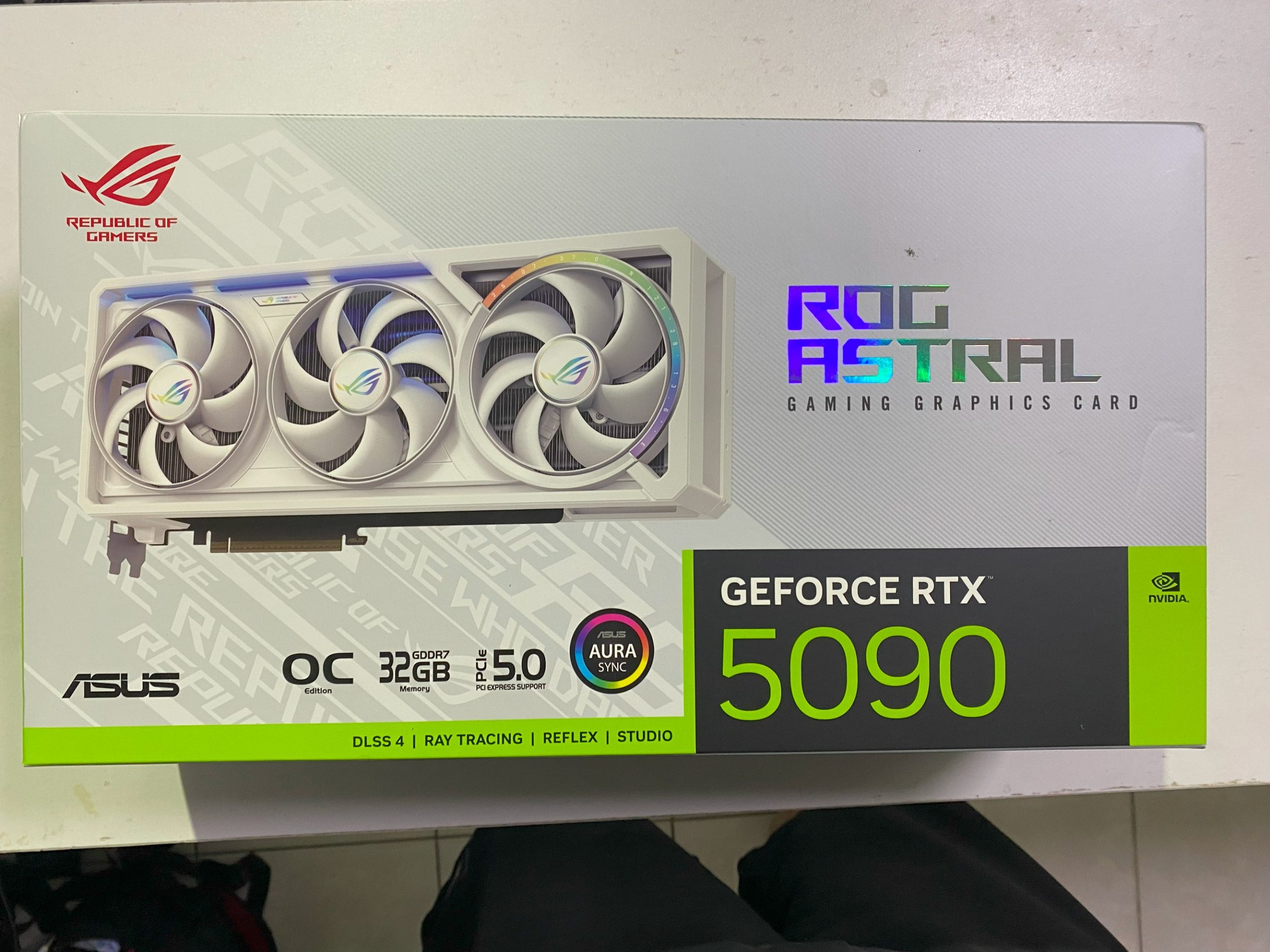 白夜神降臨!華碩 RTX 5090白色顯卡開箱|4K 250FPS、15K跑分震撼公開!ASUS RTX 5090 White - ASUS, NVIDIA, 敗家輝哥, RTX5090, 顯卡開箱, 華碩白夜神, PCGaming, BenchmarkTest, Amazon代購, 顯卡實測 - 敗家達人推薦