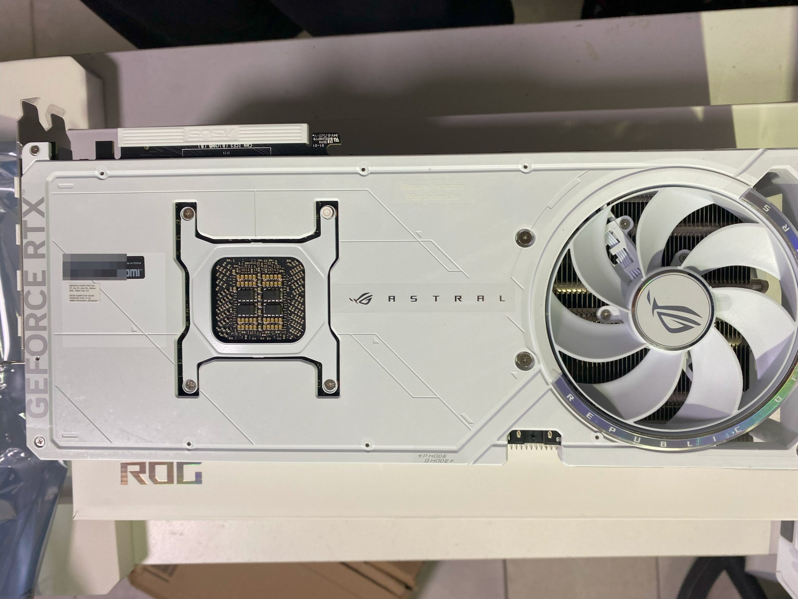 白夜神降臨!華碩 RTX 5090白色顯卡開箱|4K 250FPS、15K跑分震撼公開!ASUS RTX 5090 White - ASUS, NVIDIA, 敗家輝哥, RTX5090, 顯卡開箱, 華碩白夜神, PCGaming, BenchmarkTest, Amazon代購, 顯卡實測 - 敗家達人推薦