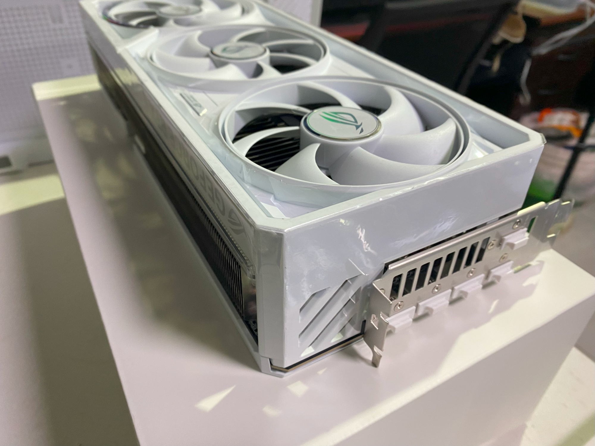 白夜神降臨!華碩 RTX 5090白色顯卡開箱|4K 250FPS、15K跑分震撼公開!ASUS RTX 5090 White - ASUS, NVIDIA, 敗家輝哥, RTX5090, 顯卡開箱, 華碩白夜神, PCGaming, BenchmarkTest, Amazon代購, 顯卡實測 - 敗家達人推薦