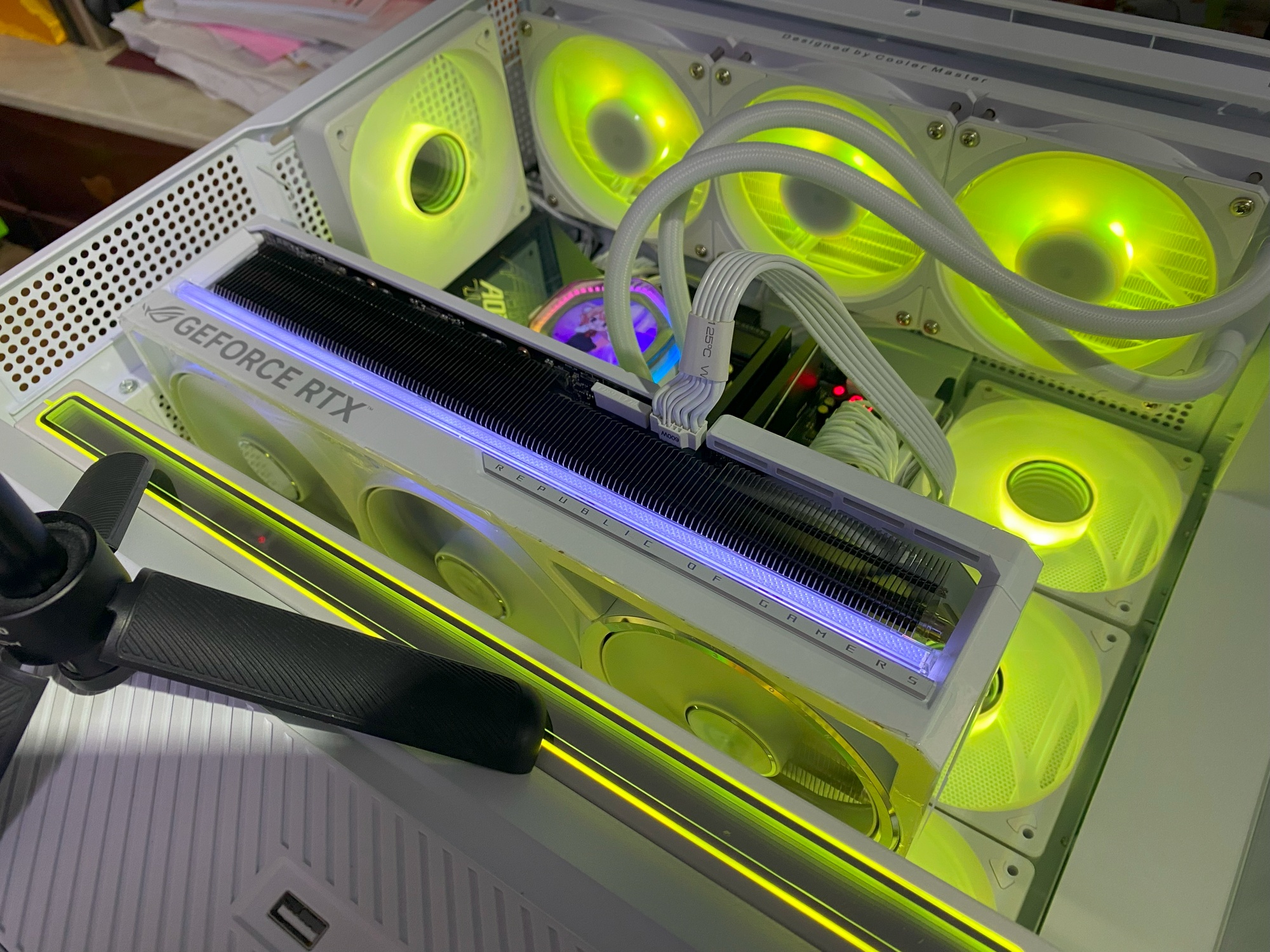 白夜神降臨!華碩 RTX 5090白色顯卡開箱|4K 250FPS、15K跑分震撼公開!ASUS RTX 5090 White - ASUS, NVIDIA, 敗家輝哥, RTX5090, 顯卡開箱, 華碩白夜神, PCGaming, BenchmarkTest, Amazon代購, 顯卡實測 - 敗家達人推薦