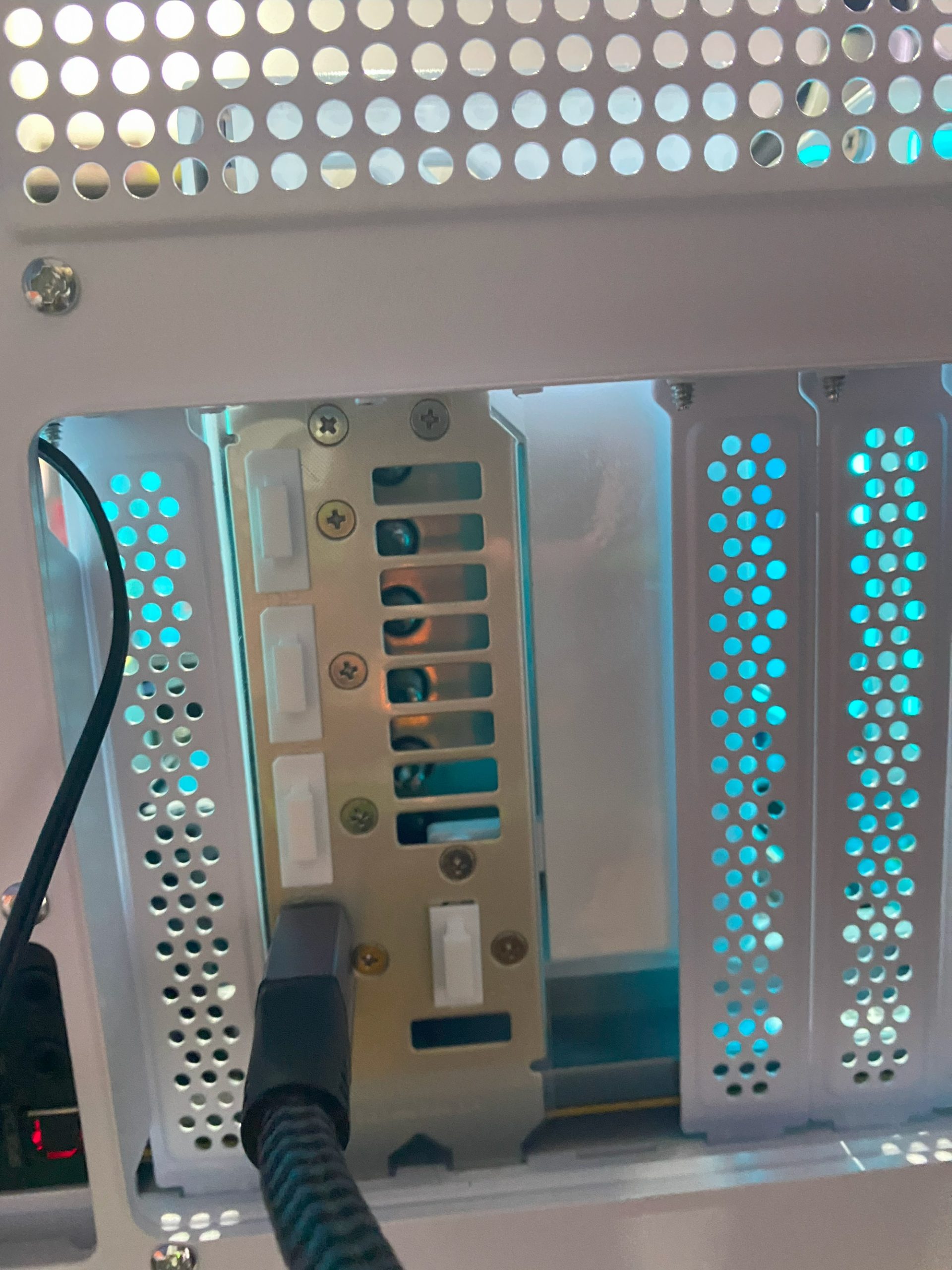 白夜神降臨!華碩 RTX 5090白色顯卡開箱|4K 250FPS、15K跑分震撼公開!ASUS RTX 5090 White - ASUS, NVIDIA, 敗家輝哥, RTX5090, 顯卡開箱, 華碩白夜神, PCGaming, BenchmarkTest, Amazon代購, 顯卡實測 - 敗家達人推薦