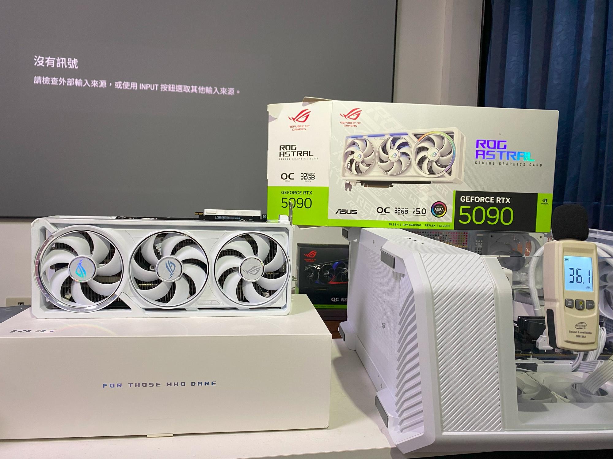 白夜神降臨!華碩 RTX 5090白色顯卡開箱|4K 250FPS、15K跑分震撼公開!ASUS RTX 5090 White - ASUS, NVIDIA, 敗家輝哥, RTX5090, 顯卡開箱, 華碩白夜神, PCGaming, BenchmarkTest, Amazon代購, 顯卡實測 - 敗家達人推薦