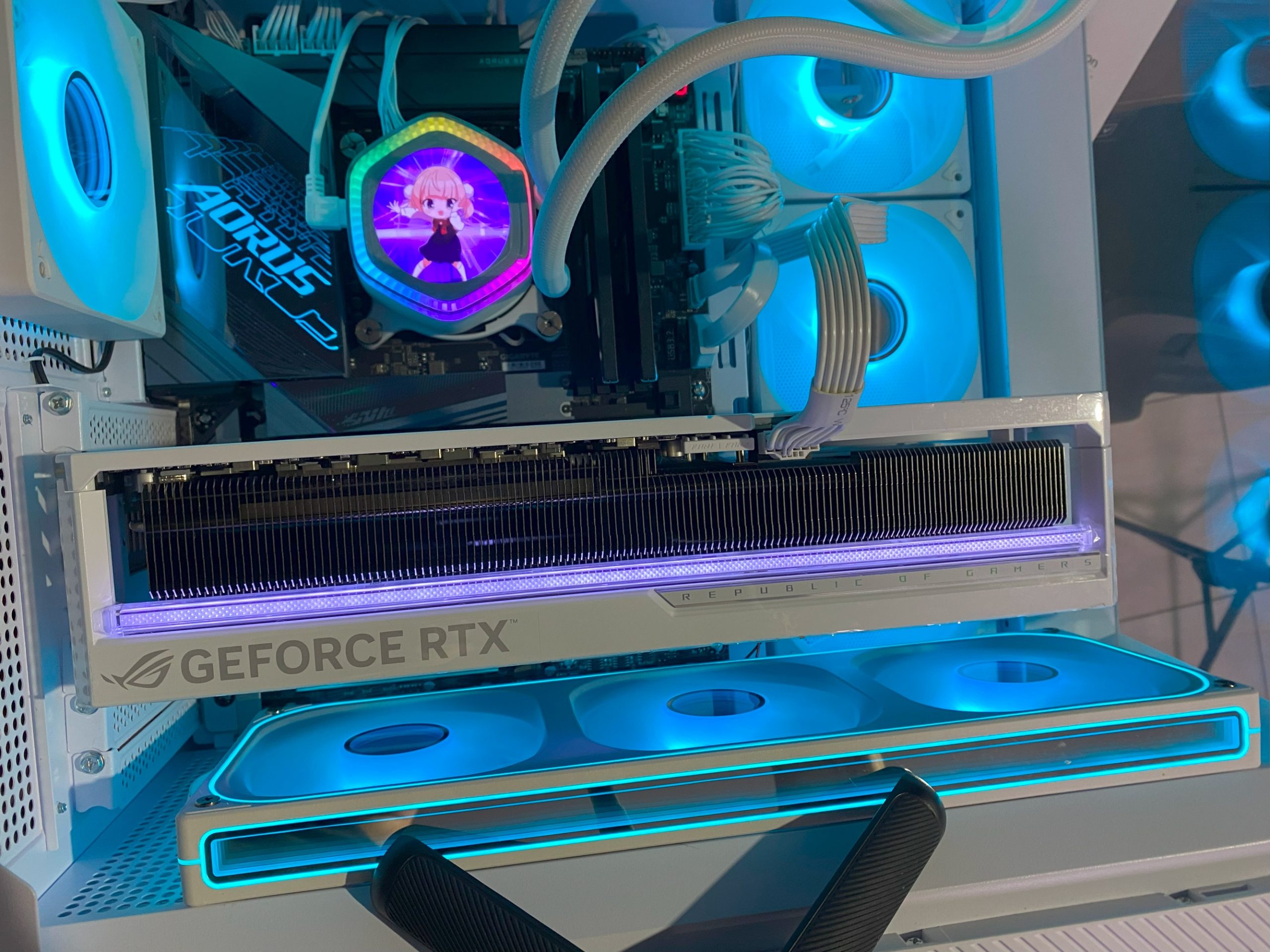 白夜神降臨!華碩 RTX 5090白色顯卡開箱|4K 250FPS、15K跑分震撼公開!ASUS RTX 5090 White - ASUS, NVIDIA, 敗家輝哥, RTX5090, 顯卡開箱, 華碩白夜神, PCGaming, BenchmarkTest, Amazon代購, 顯卡實測 - 敗家達人推薦