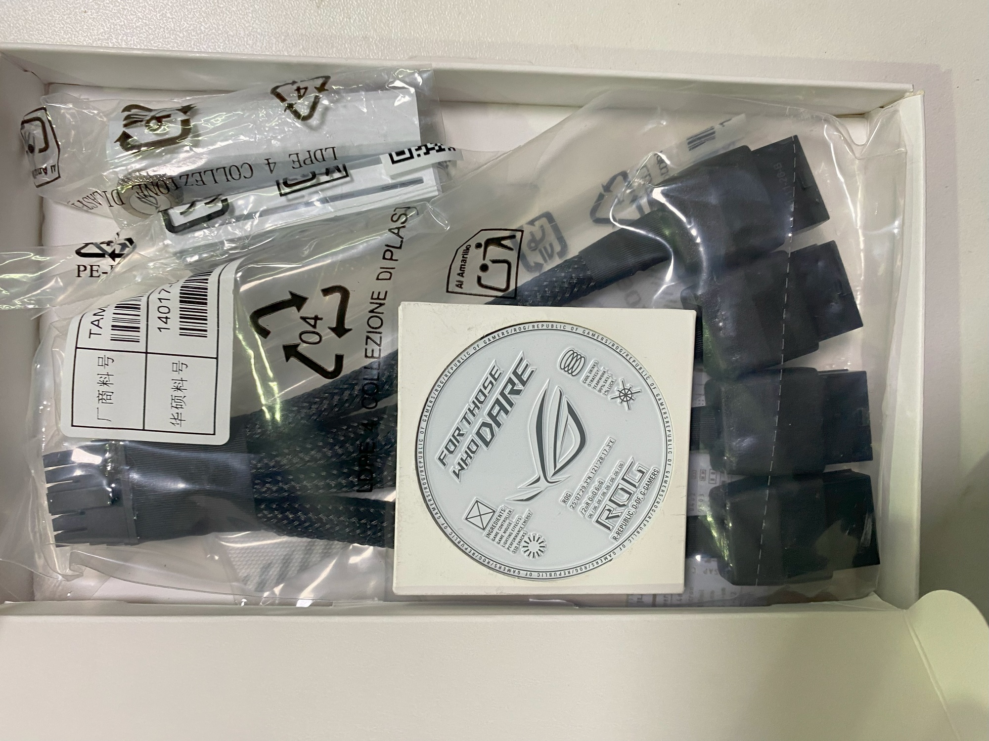 白夜神降臨!華碩 RTX 5090白色顯卡開箱|4K 250FPS、15K跑分震撼公開!ASUS RTX 5090 White - ASUS, NVIDIA, 敗家輝哥, RTX5090, 顯卡開箱, 華碩白夜神, PCGaming, BenchmarkTest, Amazon代購, 顯卡實測 - 敗家達人推薦