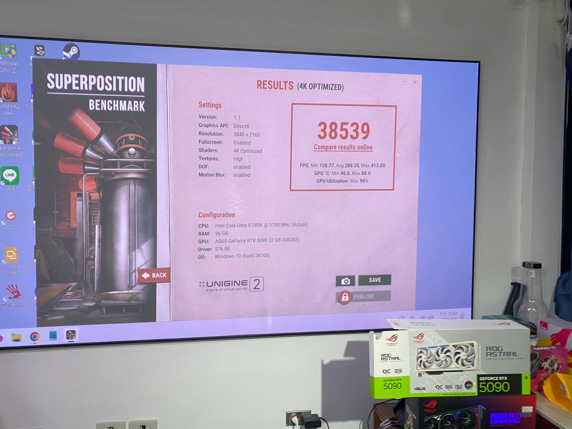 白夜神降臨!華碩 RTX 5090白色顯卡開箱|4K 250FPS、15K跑分震撼公開!ASUS RTX 5090 White - ASUS, NVIDIA, 敗家輝哥, RTX5090, 顯卡開箱, 華碩白夜神, PCGaming, BenchmarkTest, Amazon代購, 顯卡實測 - 敗家達人推薦