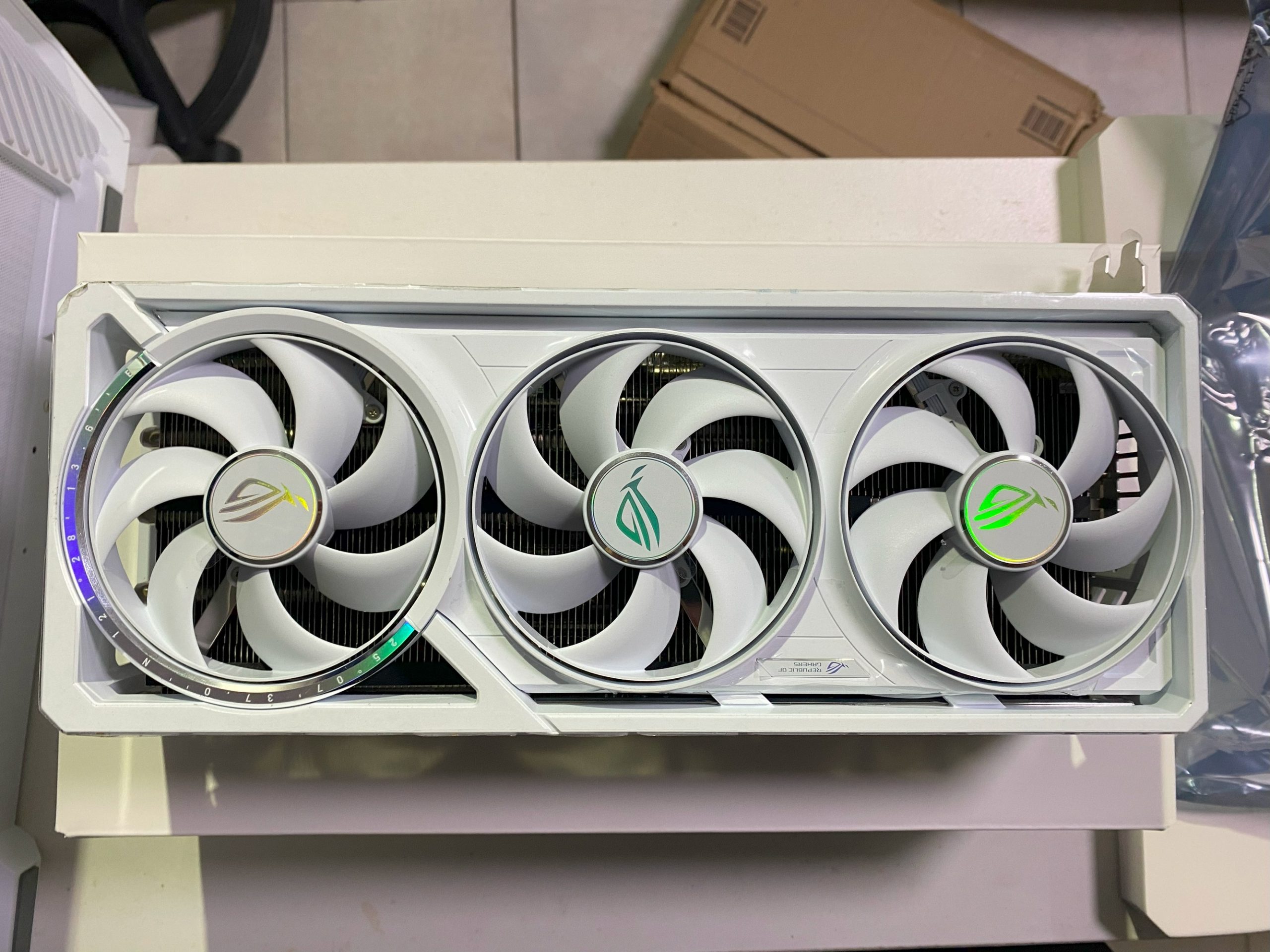 白夜神降臨!華碩 RTX 5090白色顯卡開箱|4K 250FPS、15K跑分震撼公開!ASUS RTX 5090 White - ASUS, NVIDIA, 敗家輝哥, RTX5090, 顯卡開箱, 華碩白夜神, PCGaming, BenchmarkTest, Amazon代購, 顯卡實測 - 敗家達人推薦