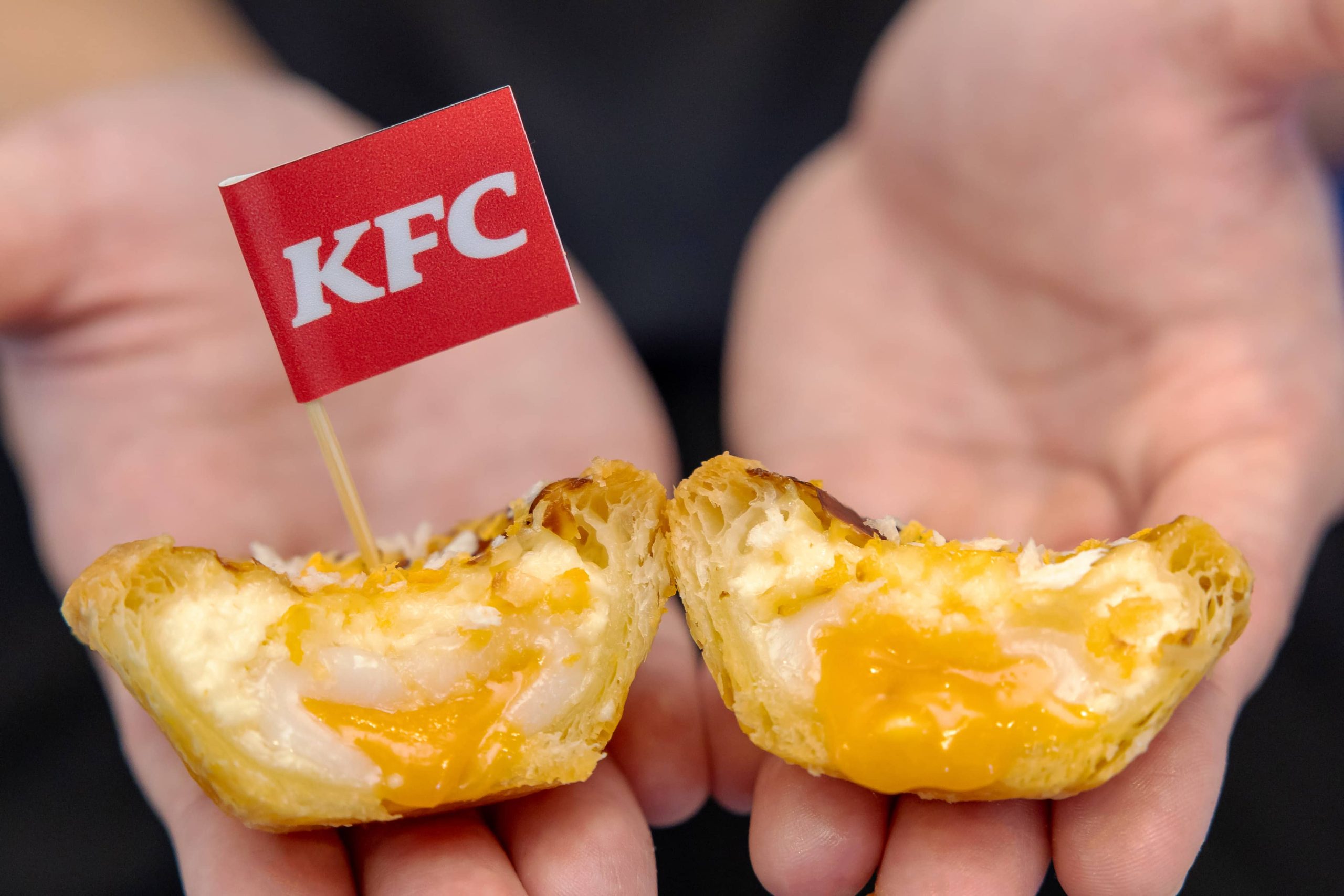 肯德基進軍中秋月餅市場!?全新推出「奶皇流心Q蛋撻」9月16日強勢登場! - 肯德基, 奶皇流心Q蛋撻, 熔岩奶皇流心, Q彈嫩麻糬, 現烤酥脆撻皮 - 敗家達人推薦