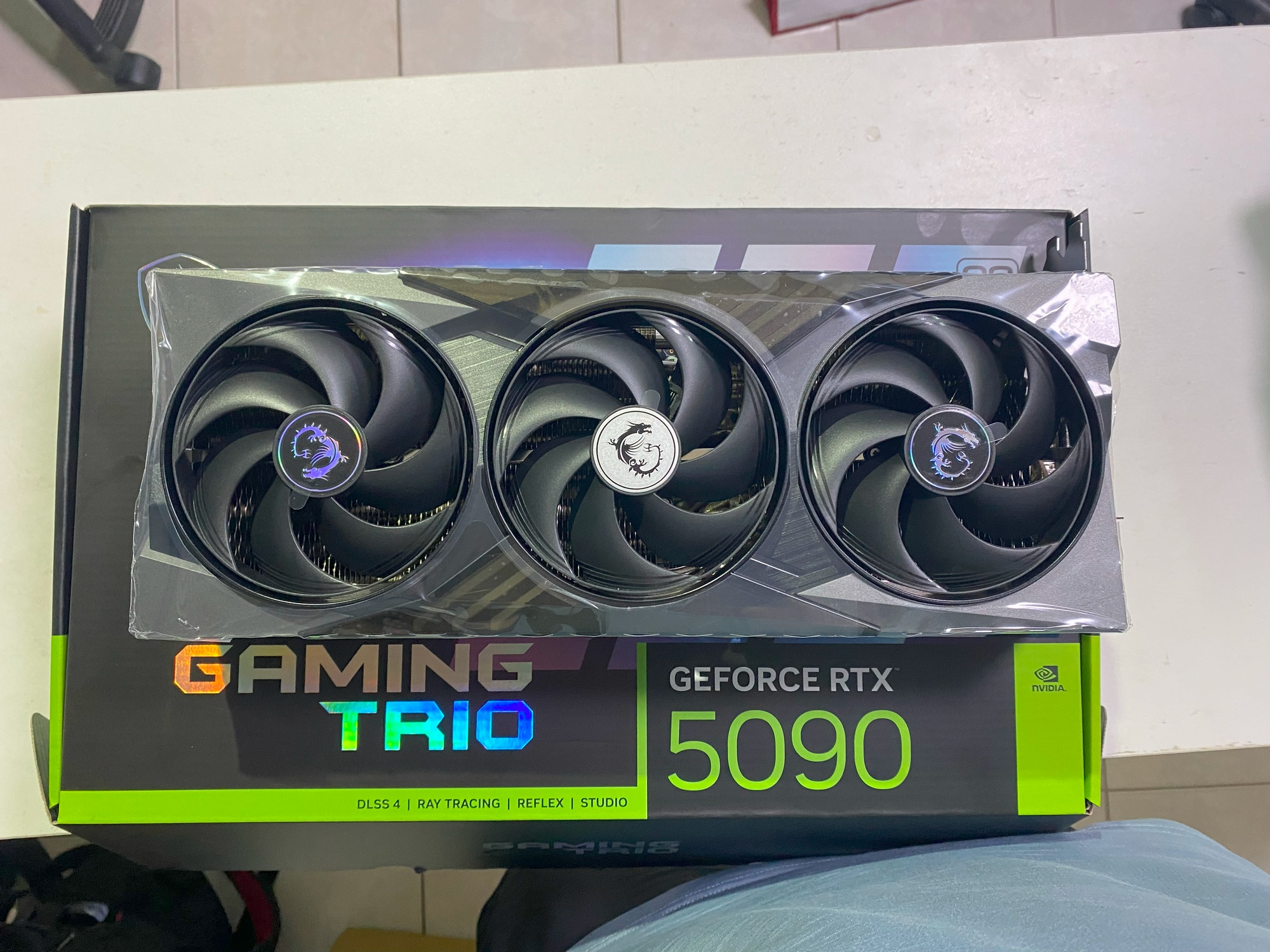 MSI RTX5090 GAMING TRIO開箱實測｜4K 237FPS、跑分 14,221 分、超靜音三風扇 - msi, 開箱, NVIDIA, RTX5090, GPU - 敗家達人推薦