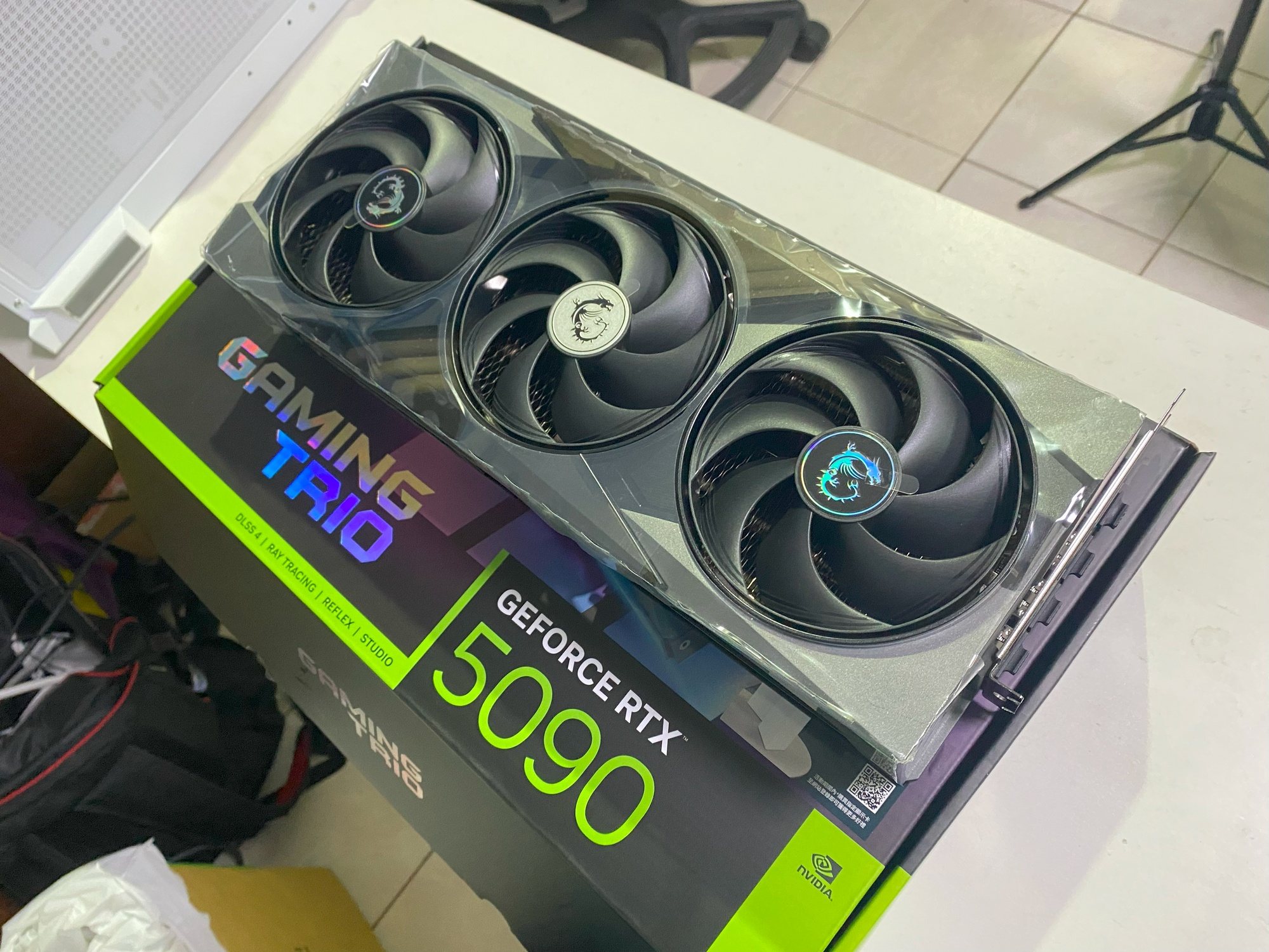 MSI RTX5090 GAMING TRIO開箱實測｜4K 237FPS、跑分 14,221 分、超靜音三風扇 - msi, 開箱, NVIDIA, RTX5090, GPU - 敗家達人推薦