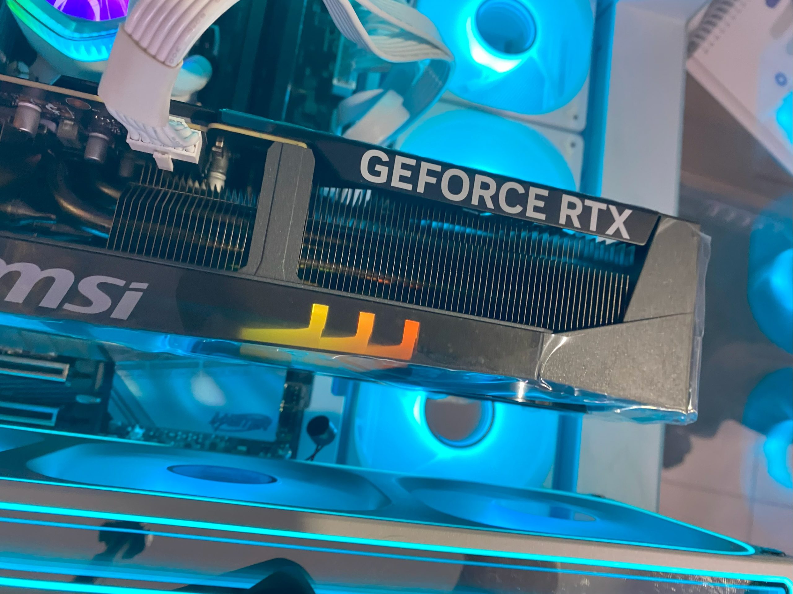 MSI RTX5090 GAMING TRIO開箱實測｜4K 237FPS、跑分 14,221 分、超靜音三風扇 - msi, 開箱, NVIDIA, RTX5090, GPU - 敗家達人推薦