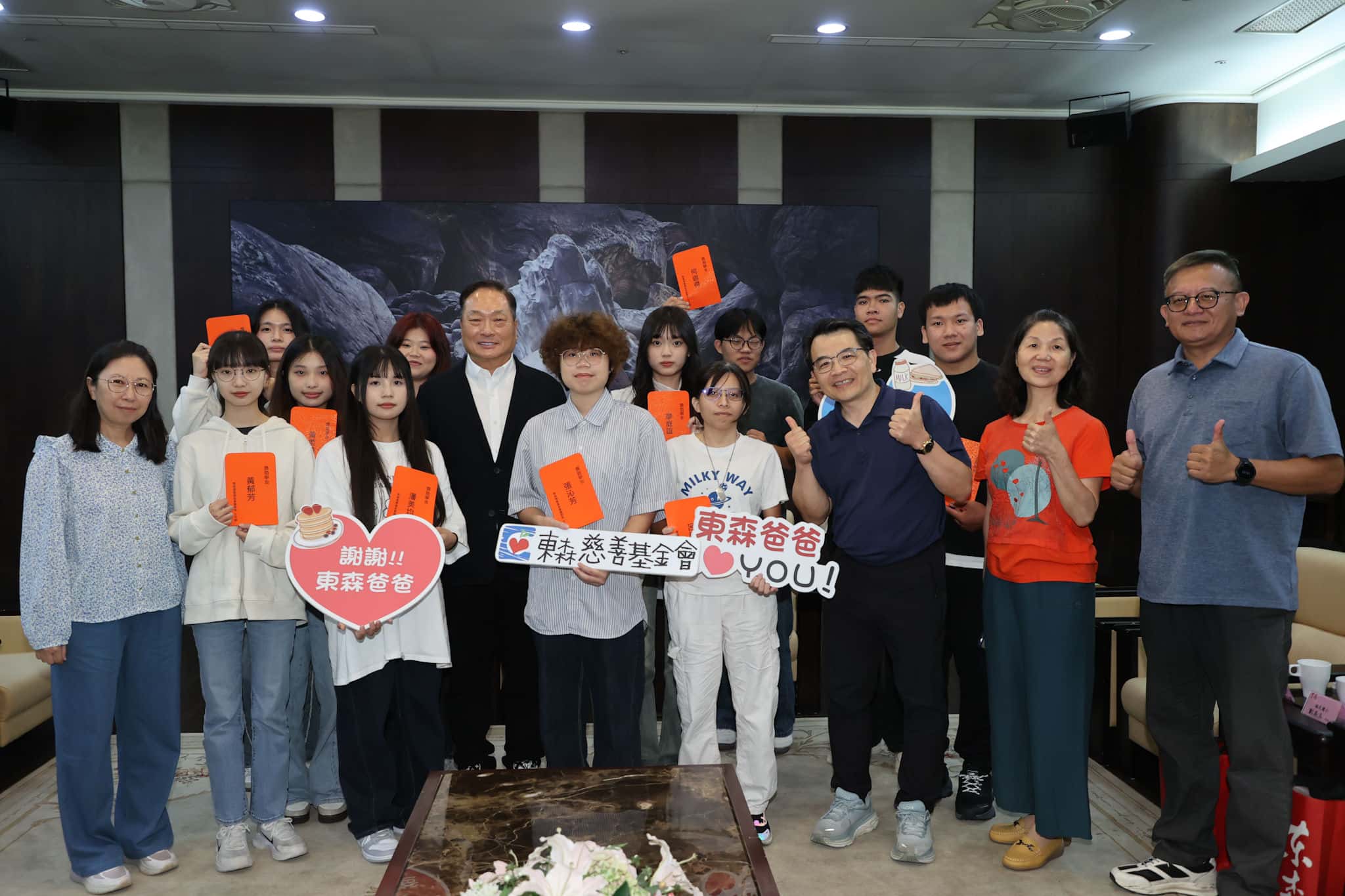 王令麟親頒獎學金! 東森「愛的早餐」助力學子追夢 - 東森爸爸, 王令麟, 愛的早餐, 愛的早餐大學獎學金 - 敗家達人推薦
