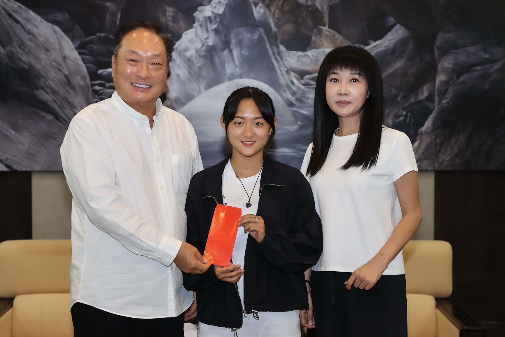 劉巧兮世運奪金感謝東森支持 王令麟頒發獎金鼓勵　 - 東森, 王令麟, 滑輪天才少女, 劉巧兮, 2025成都世界運動會 - 敗家達人推薦