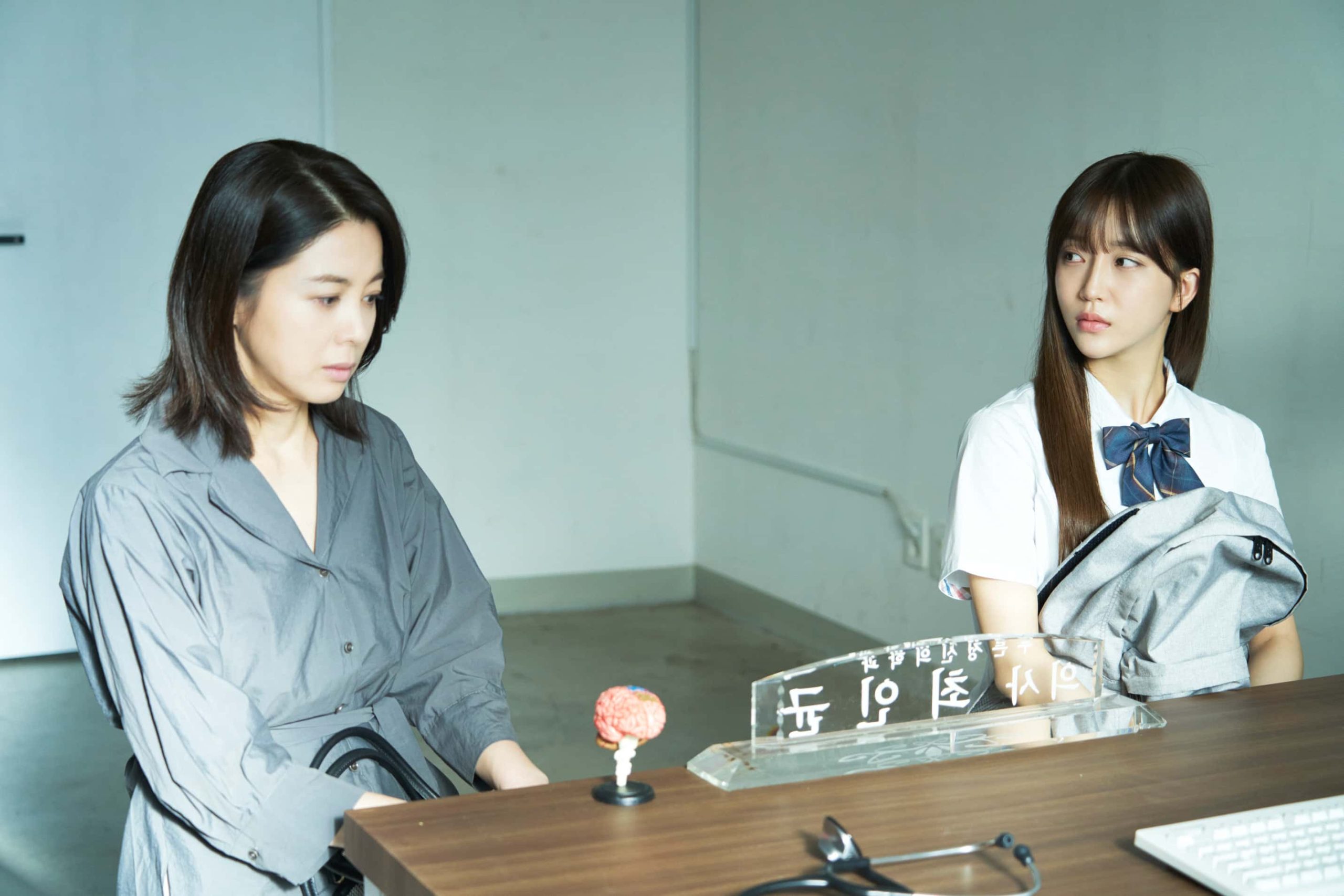 韓國恐怖女王回歸！徐令姬《咒你》展現瘋狂母愛　不惜割手噴血只為換取女兒好成績 - 破墓, 咒你, STAYC, 韓國恐怖電影 - 敗家達人推薦