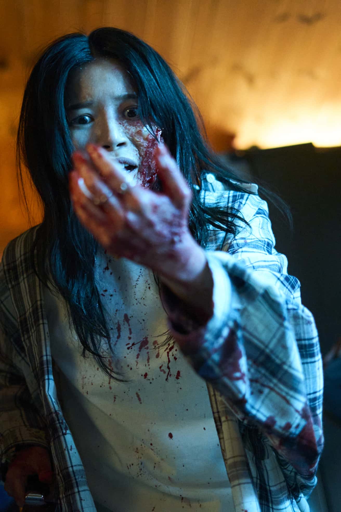 《咒你》片場靈異頻傳！頌樂大膽演出多個噴血嚇人畫面　展現恐怖演技 - MAMAMOO, 咒你, 洪源基, 頌樂 - 敗家達人推薦