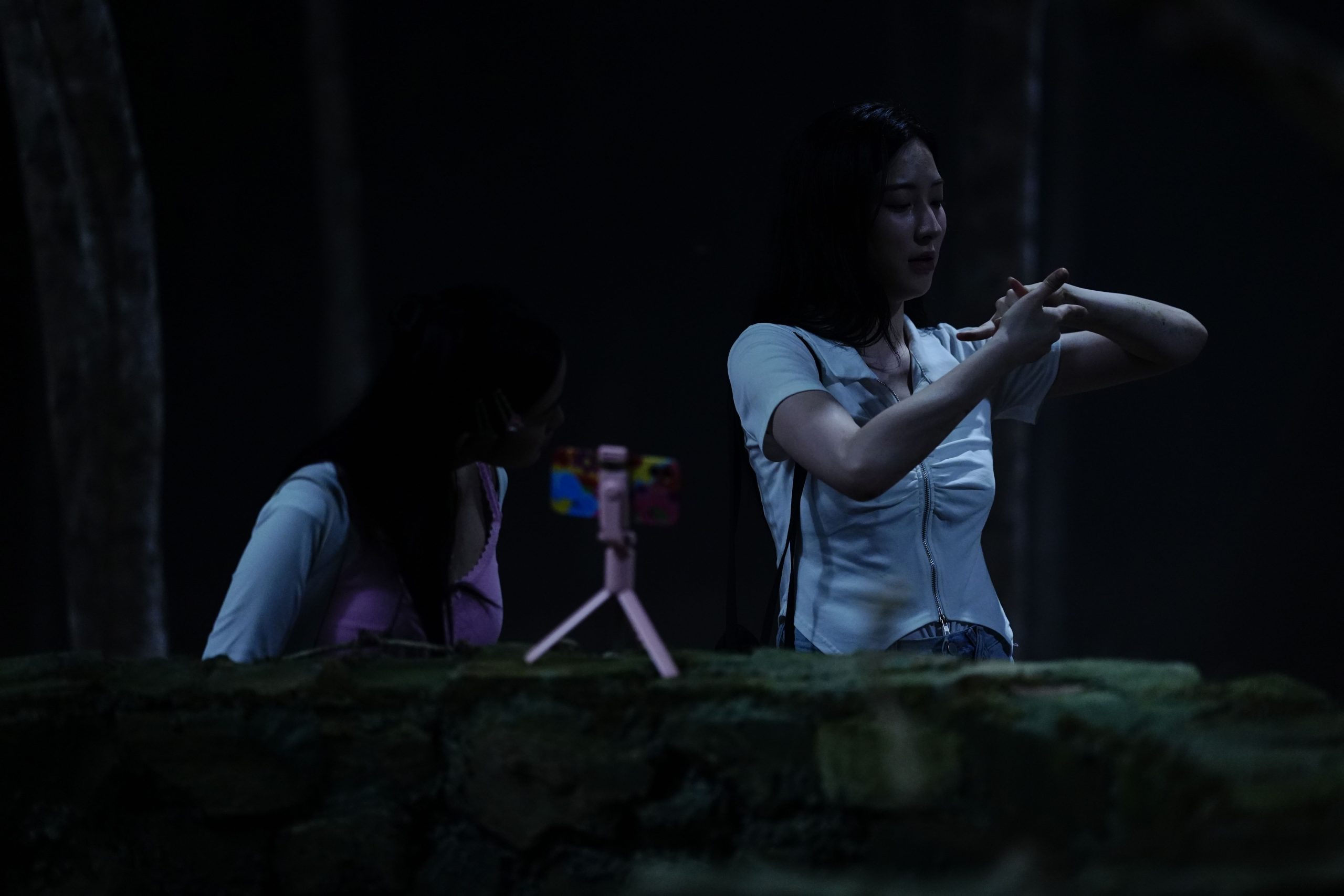 宇宙少女孫周延大膽深入越南禁忌古井招鬼 真實墓地拍攝 劇組天天撒鹽避邪 - 萬聖節, 咒你, 徐智秀 - 敗家達人推薦