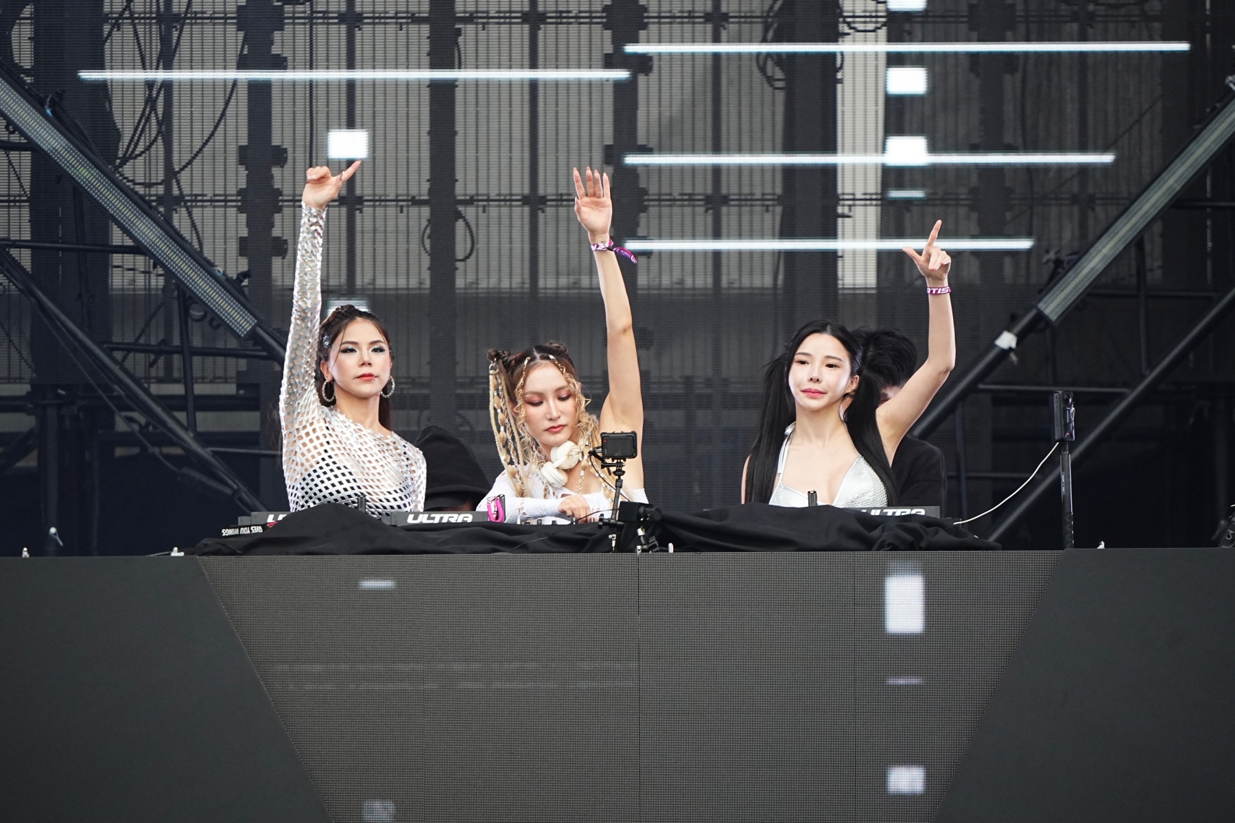 Ultra Taiwan突破2萬人朝聖！Martin Garrix、Afrojack驚喜夢幻同台「貼身抱抱」　全場尖叫：活久見 - DJ Mag, 世界百大音樂節, Ultra Taiwan超世代音樂節, 馬汀蓋瑞克斯, 艾佛傑克） - 敗家達人推薦