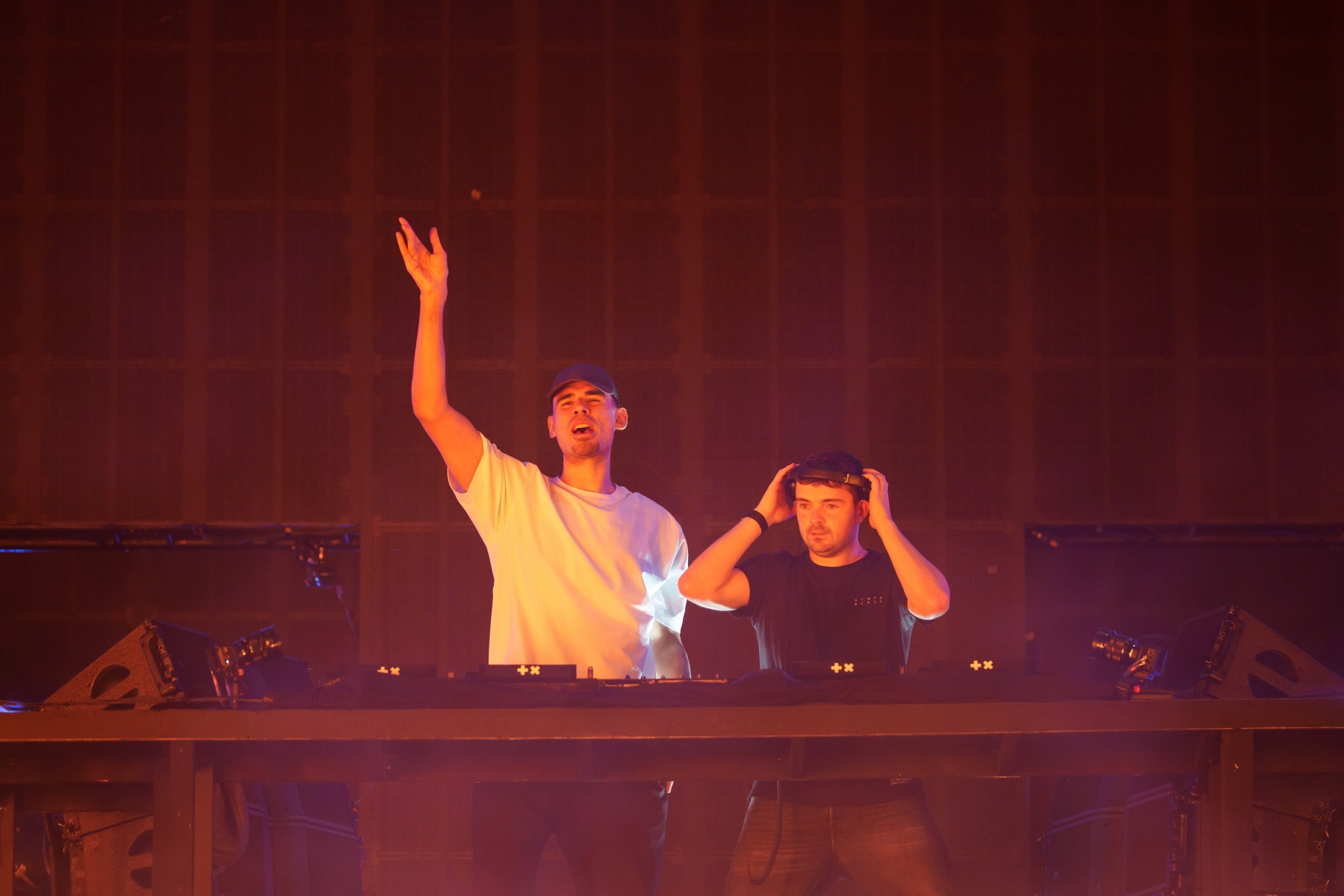 Ultra Taiwan突破2萬人朝聖！Martin Garrix、Afrojack驚喜夢幻同台「貼身抱抱」　全場尖叫：活久見 - DJ Mag, 世界百大音樂節, Ultra Taiwan超世代音樂節, 馬汀蓋瑞克斯, 艾佛傑克） - 敗家達人推薦