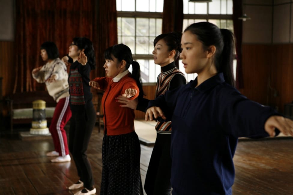 現象級作品《國寶》導演李相日2006年神作《扶桑花女孩》強勢重回影迷視野 - 國寶, 扶桑花女孩, 夏威夷草裙舞, 松雪泰子, 蒼井優 - 敗家達人推薦