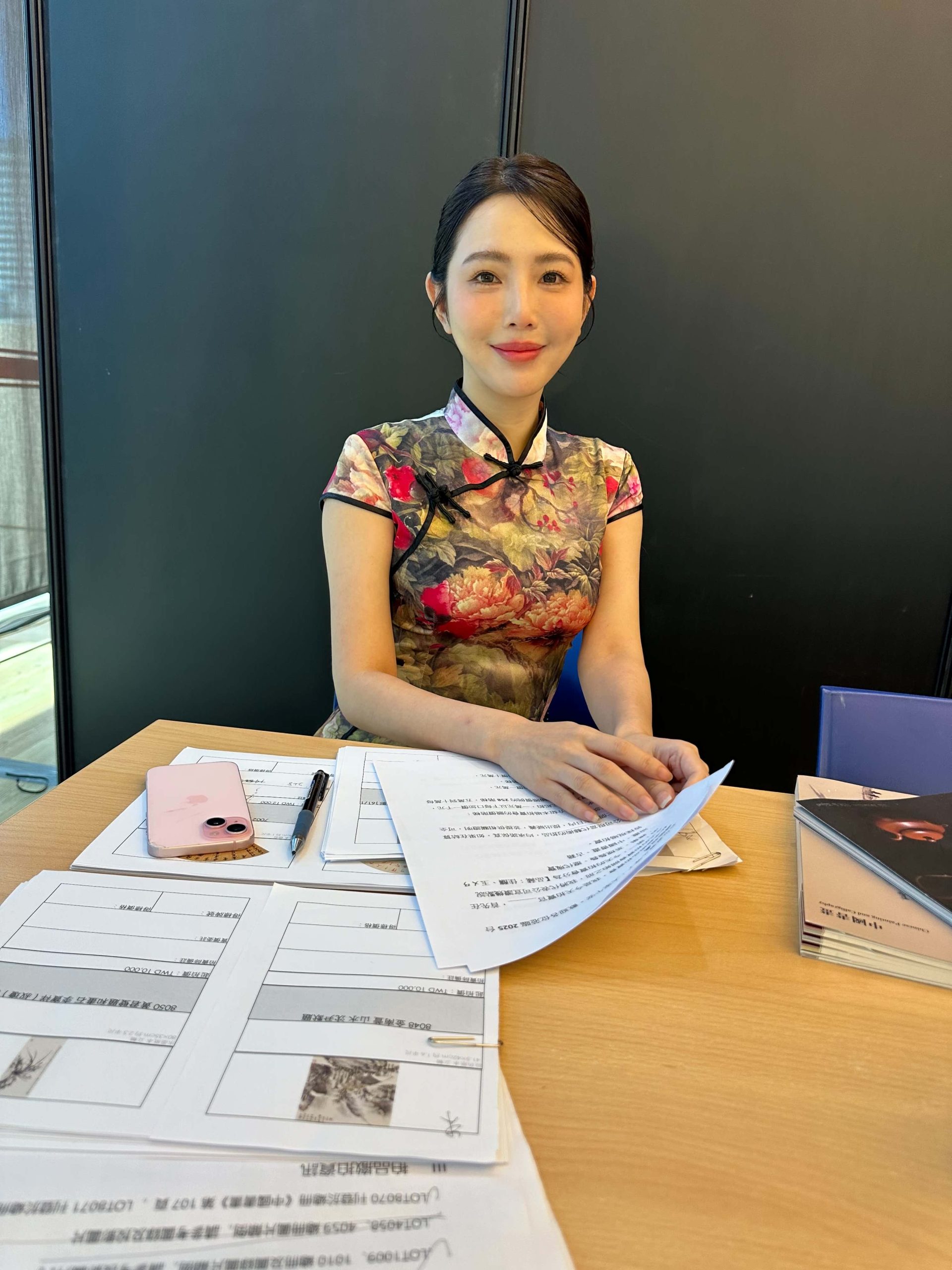 跨界成功！朱琦郁主持20場拍賣會　自曝最怕「講錯落槌價」 - 朱琦郁, 拍賣行 - 敗家達人推薦