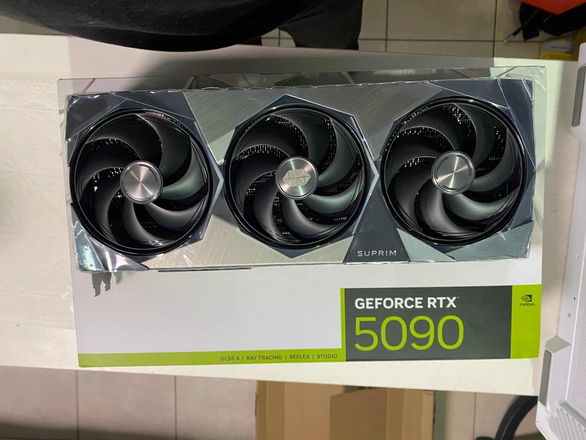 輝哥開箱「空冷之王」MSI RTX 5090 Suprim超龍開箱：溫度 65°C + 極致靜音41dB - 微星, msi, NVIDIA, RTX 5090 - 敗家達人推薦