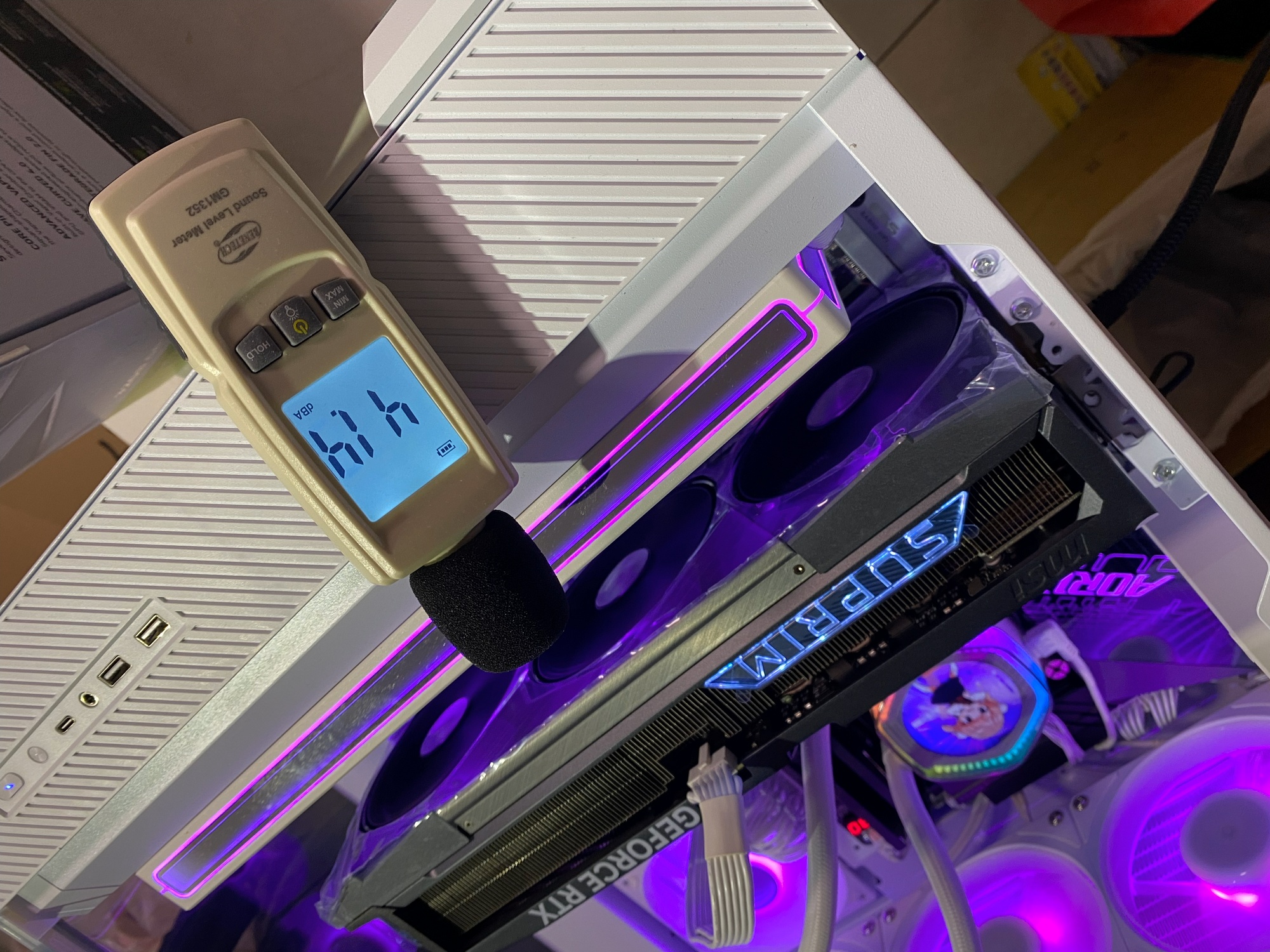 輝哥開箱「空冷之王」MSI RTX 5090 Suprim超龍開箱：溫度 65°C + 極致靜音41dB - 微星, msi, NVIDIA, RTX 5090 - 敗家達人推薦