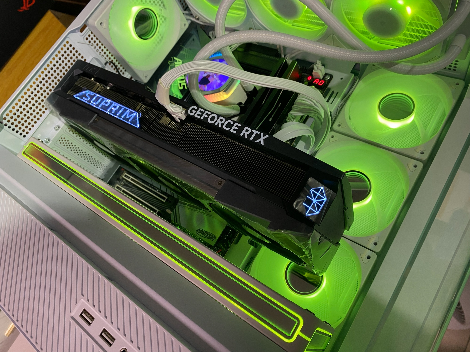 輝哥開箱「空冷之王」MSI RTX 5090 Suprim超龍開箱：溫度 65°C + 極致靜音41dB - 微星, msi, NVIDIA, RTX 5090 - 敗家達人推薦