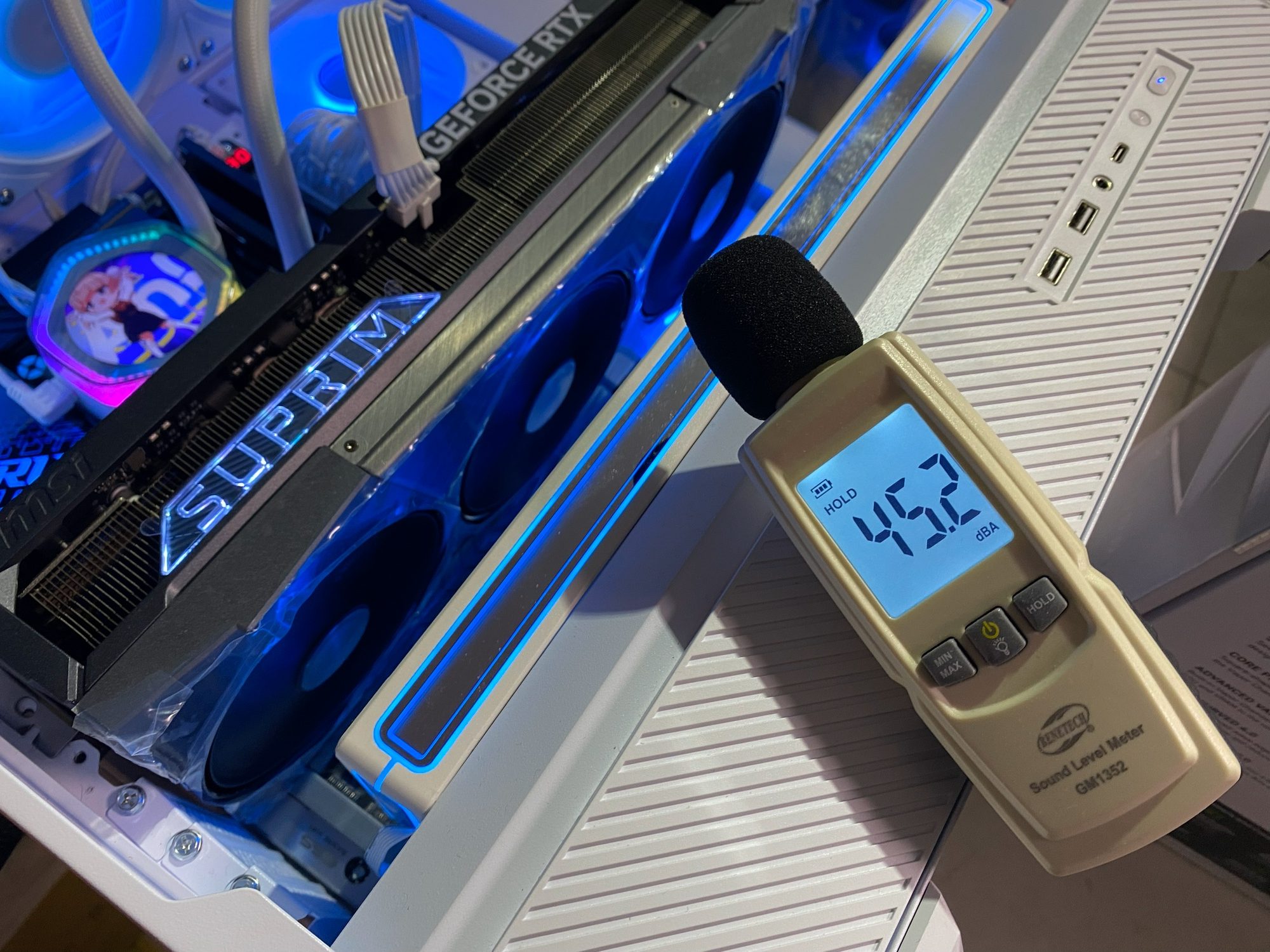 輝哥開箱「空冷之王」MSI RTX 5090 Suprim超龍開箱：溫度 65°C + 極致靜音41dB - 微星, msi, NVIDIA, RTX 5090 - 敗家達人推薦